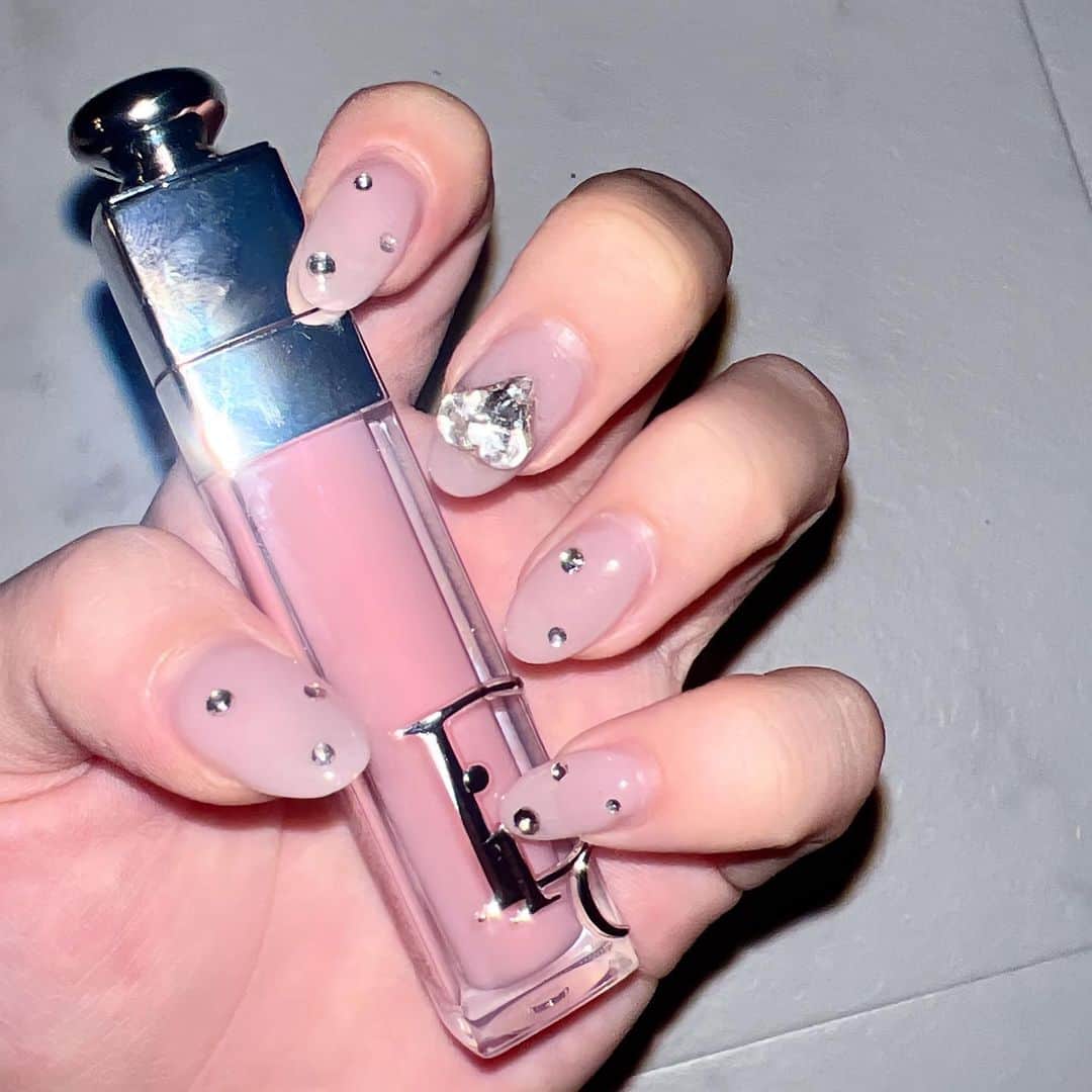 白川れなのインスタグラム：「New nail 🎀  女の子っぽくシンプルで可愛い感じにしてみた⁡!!  今回も @lilybeautynail さんにお願いしました♡ いつも理想通りにしてくれてありがとうございます🥺🤍  ⁡ ⁡ ⁡ ⁡ ⁡ ⁡ ⁡ #ネイル #韓国ネイル」