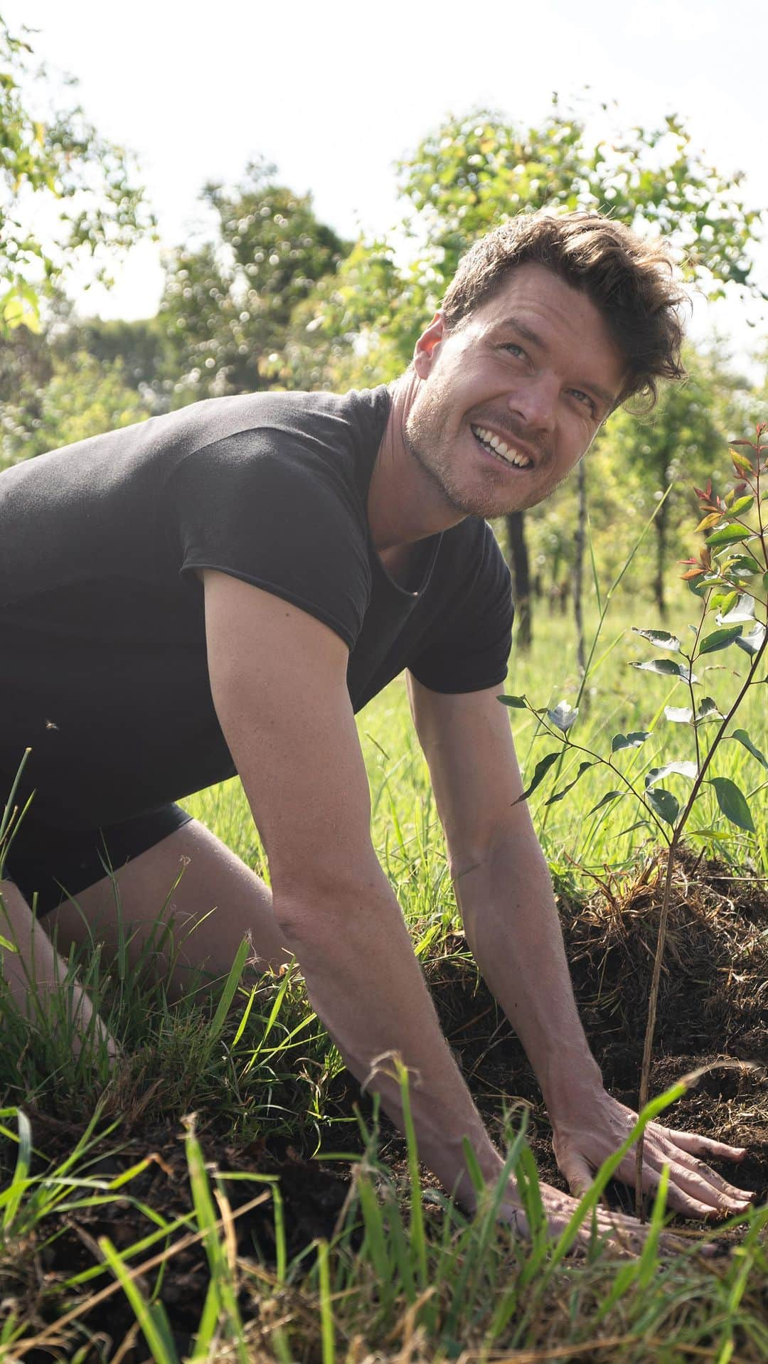 アラン・ディクソンのインスタグラム：「We’re planting trees! 🌳 @koalacure’s partnership with @friends_of_the_koala. Beauty for wildlife. #koalas #koalabalm   We were planting species of eucalyptus at the koala food plantation. It’s a place where the charity get their leaf cuttings, so they can feed the sick and injured koalas in care. Friends of the koala also run a plant nursery which has well over 50 different native Australian species that are planted and distributed to regenerate forest and private land.   The planting will include many different kinds of native plants—trees, shrubs, ground covers, grasses and rainforest plants.」