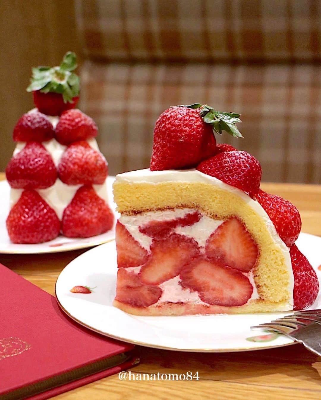 はなともさんのインスタグラム写真 - (はなともInstagram)「. . . 【 #果実園リーベル @kajitsuen.ikebukuro 】  🍓 あまおうズコット ※イートイン¥1,980 / テイクアウト¥1,950  イチゴの王様”あまおう“をたっぷり使用した 贅沢なズコットケーキ🍓  食べた感じはほぼイチゴ🍓  口当たりの良いスポンジ生地と甘さ控えめの生クリームが イチゴの美味しさを引き立てているね！  大粒のイチゴがギュッと詰まってて幸せでしかない🍓  渋谷や東京駅にもあるけど、 池袋店は店内が明るくて撮影向き♪  土日祝は混み合うから時間に余裕を持って行ってね！  ▼エリア検索 ↪︎ #はなとも池袋  ✴︎———✴︎———✴︎———✴︎ Shop Info ✴︎———✴︎———✴︎———✴︎  🏠 果実園リーベル ハレザ池袋店 📍 東京都豊島区東池袋1-19-1 ⏰ ‬月〜金 10:00～21:00 土日祝 9:00～21:00  ‪☎️ 03-6709-0277  ㊡  年中無休 ‪🚞 池袋駅東口より徒歩5分  ✴︎———✴︎———✴︎———✴︎———✴︎———✴︎———✴︎———✴︎——✴︎  #東京カフェ #東京スイーツ #池袋カフェ #果実園 #あまおうズコット」3月16日 20時12分 - hanatomo84