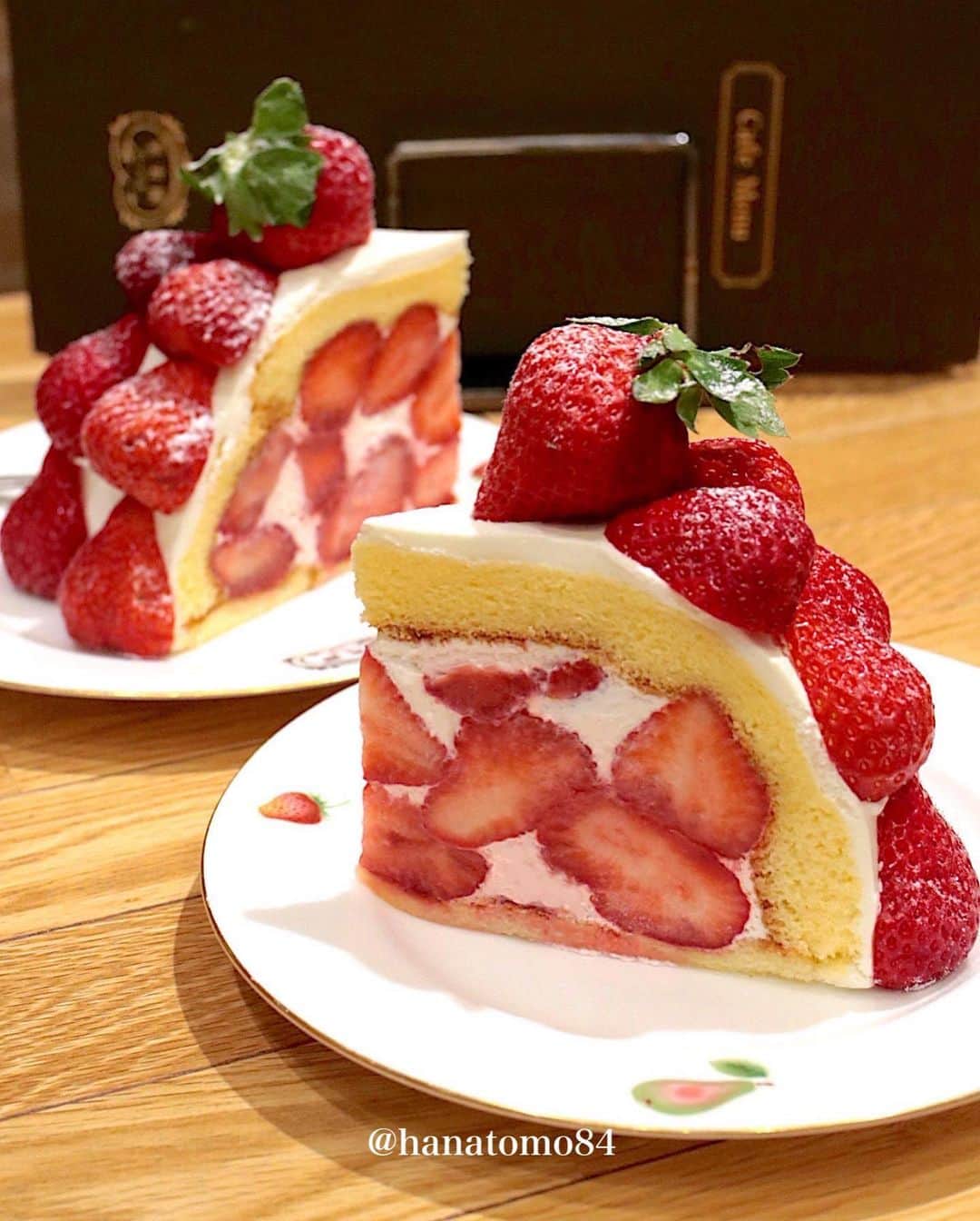 はなともさんのインスタグラム写真 - (はなともInstagram)「. . . 【 #果実園リーベル @kajitsuen.ikebukuro 】  🍓 あまおうズコット ※イートイン¥1,980 / テイクアウト¥1,950  イチゴの王様”あまおう“をたっぷり使用した 贅沢なズコットケーキ🍓  食べた感じはほぼイチゴ🍓  口当たりの良いスポンジ生地と甘さ控えめの生クリームが イチゴの美味しさを引き立てているね！  大粒のイチゴがギュッと詰まってて幸せでしかない🍓  渋谷や東京駅にもあるけど、 池袋店は店内が明るくて撮影向き♪  土日祝は混み合うから時間に余裕を持って行ってね！  ▼エリア検索 ↪︎ #はなとも池袋  ✴︎———✴︎———✴︎———✴︎ Shop Info ✴︎———✴︎———✴︎———✴︎  🏠 果実園リーベル ハレザ池袋店 📍 東京都豊島区東池袋1-19-1 ⏰ ‬月〜金 10:00～21:00 土日祝 9:00～21:00  ‪☎️ 03-6709-0277  ㊡  年中無休 ‪🚞 池袋駅東口より徒歩5分  ✴︎———✴︎———✴︎———✴︎———✴︎———✴︎———✴︎———✴︎——✴︎  #東京カフェ #東京スイーツ #池袋カフェ #果実園 #あまおうズコット」3月16日 20時12分 - hanatomo84