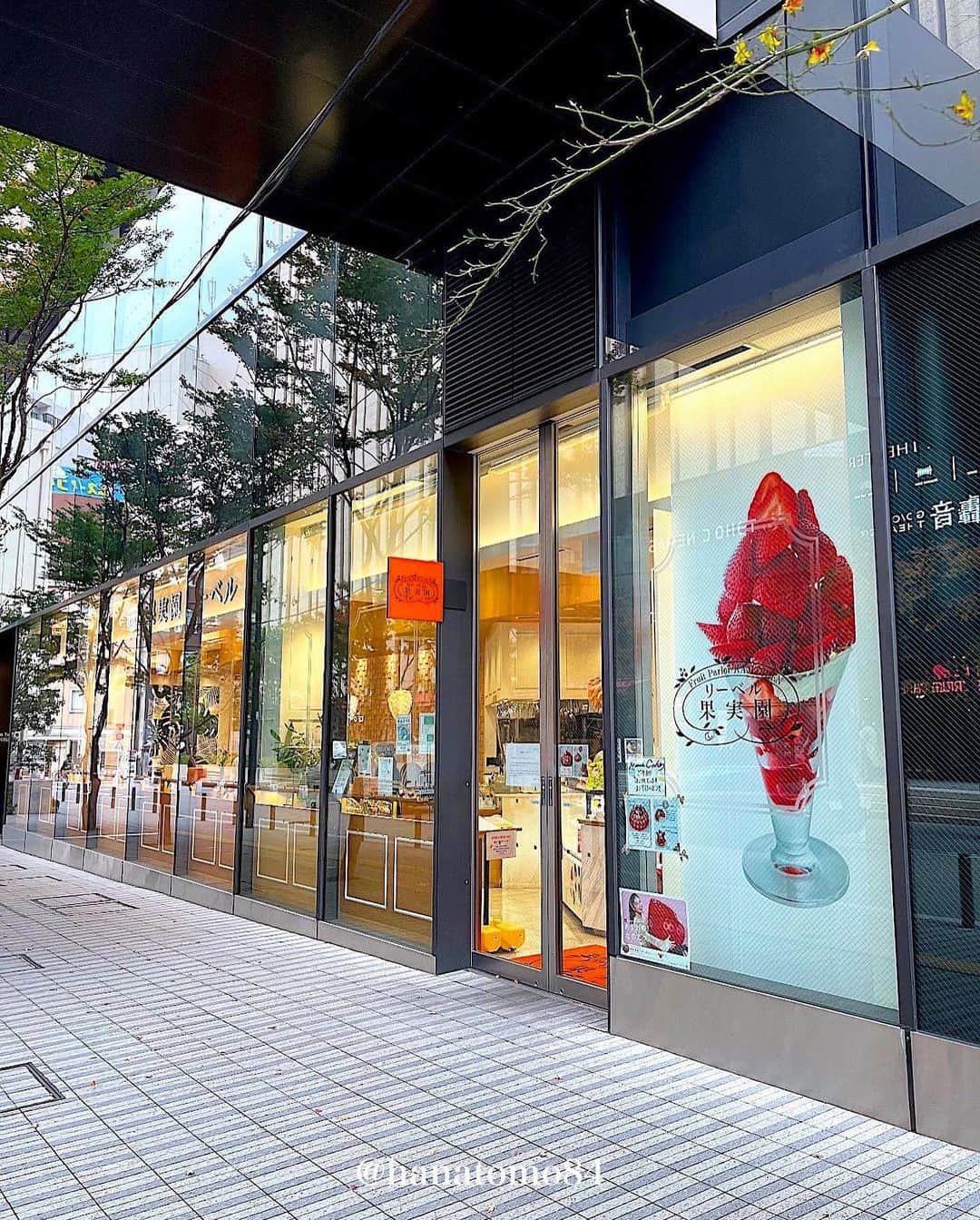 はなともさんのインスタグラム写真 - (はなともInstagram)「. . . 【 #果実園リーベル @kajitsuen.ikebukuro 】  🍓 あまおうズコット ※イートイン¥1,980 / テイクアウト¥1,950  イチゴの王様”あまおう“をたっぷり使用した 贅沢なズコットケーキ🍓  食べた感じはほぼイチゴ🍓  口当たりの良いスポンジ生地と甘さ控えめの生クリームが イチゴの美味しさを引き立てているね！  大粒のイチゴがギュッと詰まってて幸せでしかない🍓  渋谷や東京駅にもあるけど、 池袋店は店内が明るくて撮影向き♪  土日祝は混み合うから時間に余裕を持って行ってね！  ▼エリア検索 ↪︎ #はなとも池袋  ✴︎———✴︎———✴︎———✴︎ Shop Info ✴︎———✴︎———✴︎———✴︎  🏠 果実園リーベル ハレザ池袋店 📍 東京都豊島区東池袋1-19-1 ⏰ ‬月〜金 10:00～21:00 土日祝 9:00～21:00  ‪☎️ 03-6709-0277  ㊡  年中無休 ‪🚞 池袋駅東口より徒歩5分  ✴︎———✴︎———✴︎———✴︎———✴︎———✴︎———✴︎———✴︎——✴︎  #東京カフェ #東京スイーツ #池袋カフェ #果実園 #あまおうズコット」3月16日 20時12分 - hanatomo84