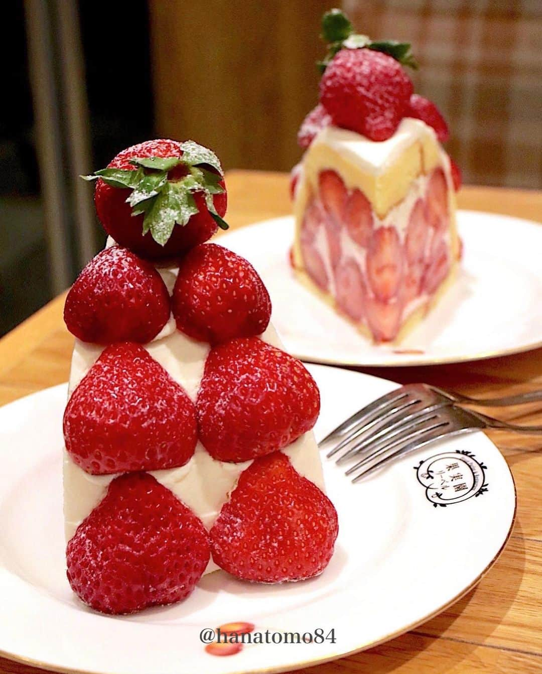 はなともさんのインスタグラム写真 - (はなともInstagram)「. . . 【 #果実園リーベル @kajitsuen.ikebukuro 】  🍓 あまおうズコット ※イートイン¥1,980 / テイクアウト¥1,950  イチゴの王様”あまおう“をたっぷり使用した 贅沢なズコットケーキ🍓  食べた感じはほぼイチゴ🍓  口当たりの良いスポンジ生地と甘さ控えめの生クリームが イチゴの美味しさを引き立てているね！  大粒のイチゴがギュッと詰まってて幸せでしかない🍓  渋谷や東京駅にもあるけど、 池袋店は店内が明るくて撮影向き♪  土日祝は混み合うから時間に余裕を持って行ってね！  ▼エリア検索 ↪︎ #はなとも池袋  ✴︎———✴︎———✴︎———✴︎ Shop Info ✴︎———✴︎———✴︎———✴︎  🏠 果実園リーベル ハレザ池袋店 📍 東京都豊島区東池袋1-19-1 ⏰ ‬月〜金 10:00～21:00 土日祝 9:00～21:00  ‪☎️ 03-6709-0277  ㊡  年中無休 ‪🚞 池袋駅東口より徒歩5分  ✴︎———✴︎———✴︎———✴︎———✴︎———✴︎———✴︎———✴︎——✴︎  #東京カフェ #東京スイーツ #池袋カフェ #果実園 #あまおうズコット」3月16日 20時12分 - hanatomo84