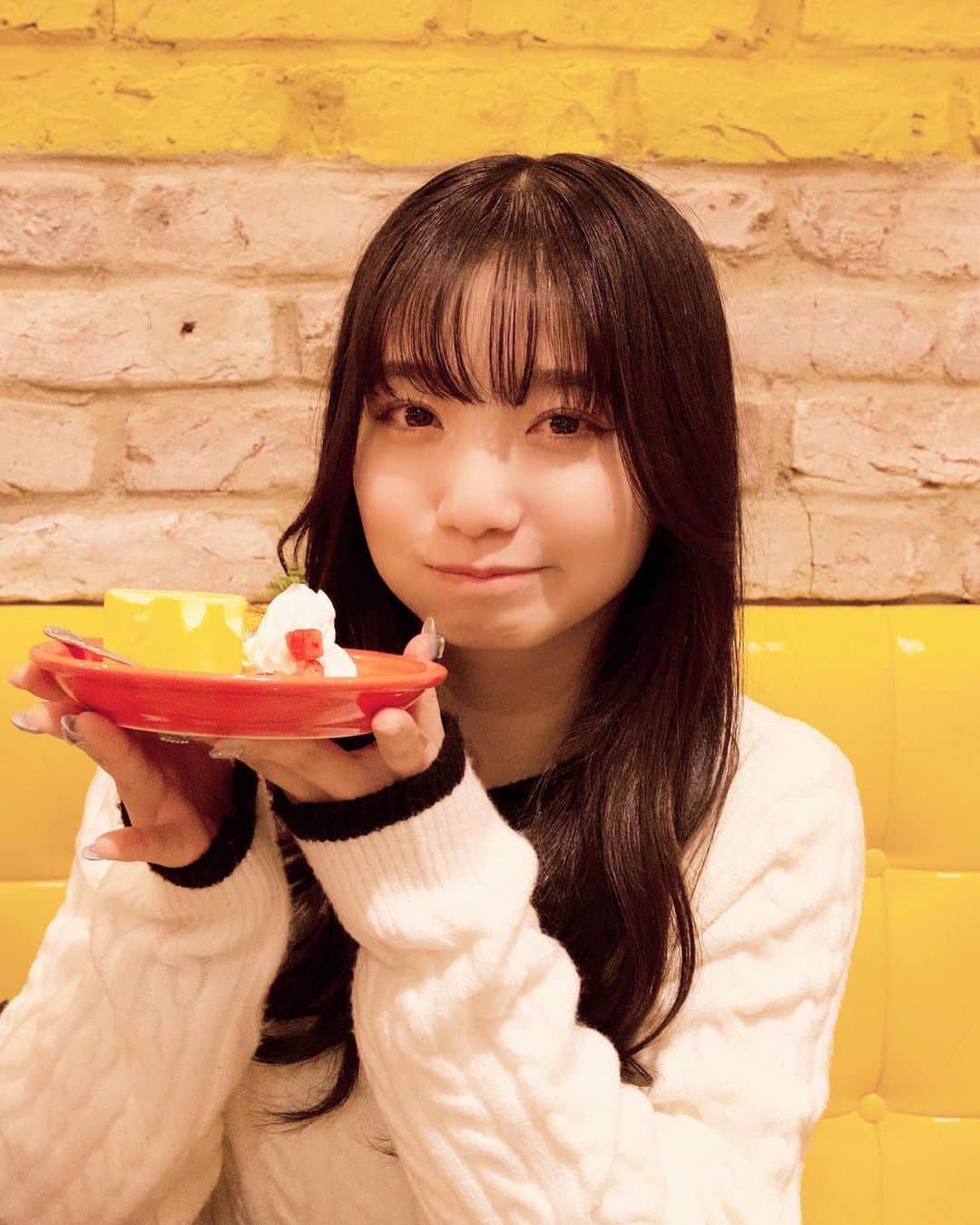 山田なる（ナルハワールド）のインスタグラム：「🧀💛 ⁡ ⁡ アニメに出てきそうなチーズケーキ食べた🤤 @ccm_shibuya ⁡ 友達が一眼で撮ってくれたの~📷 めっちゃ画質綺麗、、、嬉しい🫶 ⁡ #craftcheesemarket #渋谷」