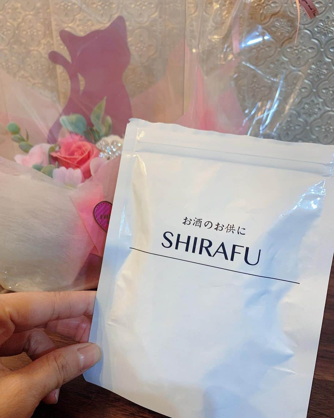 山ノ内ゆりのインスタグラム：「韓国で話題の二日酔いサプリ 【SHIRAFU】  SHIRAFU飲むのと飲まないのでは次の日の身体の軽さが違う〜❤️  美容に嬉しいビタミンB1.B2.B6. ロイヤルゼリーも入ってるんだって✌️💓  お洒落なパッケージも良い💮 続けやすい価格だよ☺️  @shirafu_official #SHIRAFU #PR #シラフ #シラフサプリメント  #サプリメント #二日酔い #二日酔いには #飲み過ぎた」