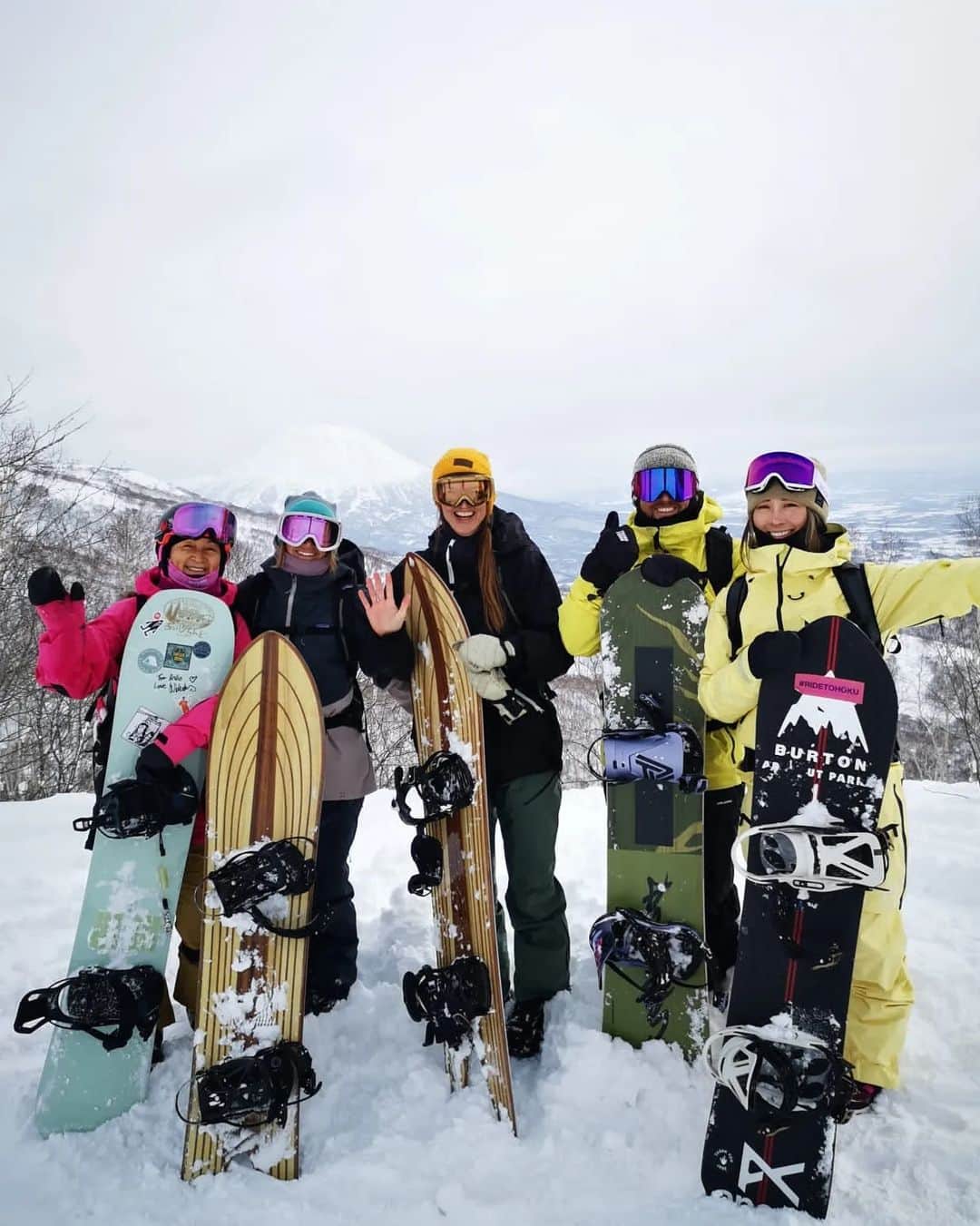 藤森由香さんのインスタグラム写真 - (藤森由香Instagram)「アースホッパーパス@earthhopperpass でニセコもいわスキー場でスノーボード🏂🏾 ヨーロッパから日本に滑りに来ていた友達と合流して贅沢な北海道のパウダーを楽しんできました。最近は暖かくなってきてバフバフのパウダーが恋しい😌 #earthhopper #earthhopperpass #niseko #nisekomoiwa #japow #ニセコモイワ #北海道 #アースホッパー #アースホッパーsnow」3月16日 20時27分 - yukafujiforest