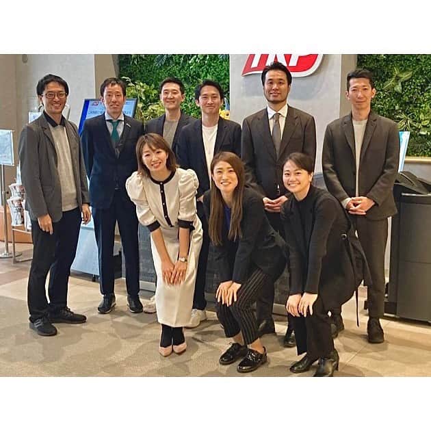 のインスタグラム：「今日はJTB様主催で 高校生向けの キャリア講習会の講師をさせて頂きました。  高校生の皆さんと 名刺交換から自己紹介。 そして 私のキャリアについて話しをさせて頂き それぞれの夢や将来のことについて 考えたり 悩み相談を聞き 私なりの意見で返答させて頂きました。  いろんな考えや夢や悩みがあり 意見交換ができて とても良き時間になりました！  人生いろいろ。 人それぞれ。 正解はないからこそ 今、この瞬間、毎日、 全ての事から学び 精一杯楽しんでほしい。 やりたい事があっても はっきりしていなくても 今からもこれからも 無駄なことは一つもなく 年を重ねて 自分の意思がはっきりしてきた時 全力でやっていれば やってきた事から選択できる、はず！笑 これも正解はなく あくまでも私の人生観。笑  全力って本当にすごいんですよ！ 全力でやるとなんでも楽しくなって 見えないものも見えてくる〜 だから学生よ、 求めよ！　 さらば与えられん！ （高校生の時キリスト教の授業で学んだ大好きな言葉） これからの人生がより輝く日々となりますように。。。  今回は私にとっても 自分自身の人生を振り返る とても貴重な時間になりました！ 感謝。  いつもお世話になってる哲平さん。。。 そして…佐藤様、講師の皆様 お疲れ様でした！ ありがとうございました！  写真は 講師の皆さんと…パシャリ✌︎  #JTB #キャリア講習会」