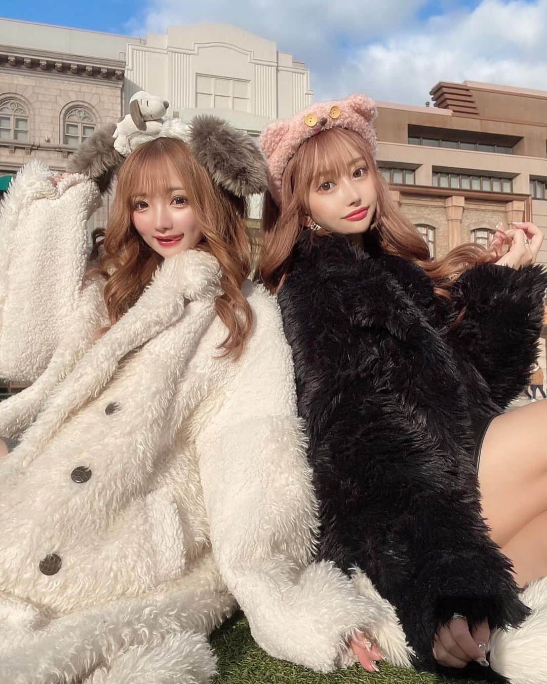 のインスタグラム：「もうあったかくなってきたから、 この格好することも今年はないと思うけど  このユニバ行った日のしほとまゆの アウターが白黒でもふもふで、 並んだら可愛かったから載せちゃう🥹❤︎  そしてわたしは  昨日から花粉症デビューしたかもしれなくて 萎えております😇😇😇😇wwww . . . #ユニバ #ユニバコーデ #ユニバーサルスタジオジャパン #ユニバカチューシャ #ユニバ写真部 #アウターコーデ #おそろコーデ #リンクコーデ」