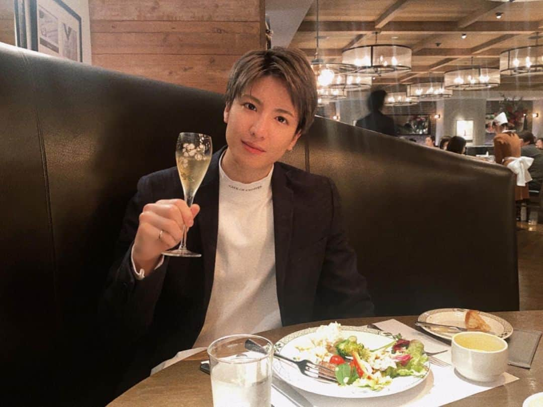 松岡卓弥のインスタグラム：「データフォルダ整理してたら 大人風な写真があった🍸 載せたことないよね？✨  またインスタ映えスポット行かなきゃ✨😋  あと久々に髪色明るくしたいなー🥺 でもなー、ブリーチしたら維持するの大変やしなー🤔って感じです🤣笑  #松岡卓弥#映え写真#大人#お勉強#インスタ映え#イメチェンしたい#instagood#followme#followme#comment#please#instamood#instadaily#instapic#photooftheday#japanese」