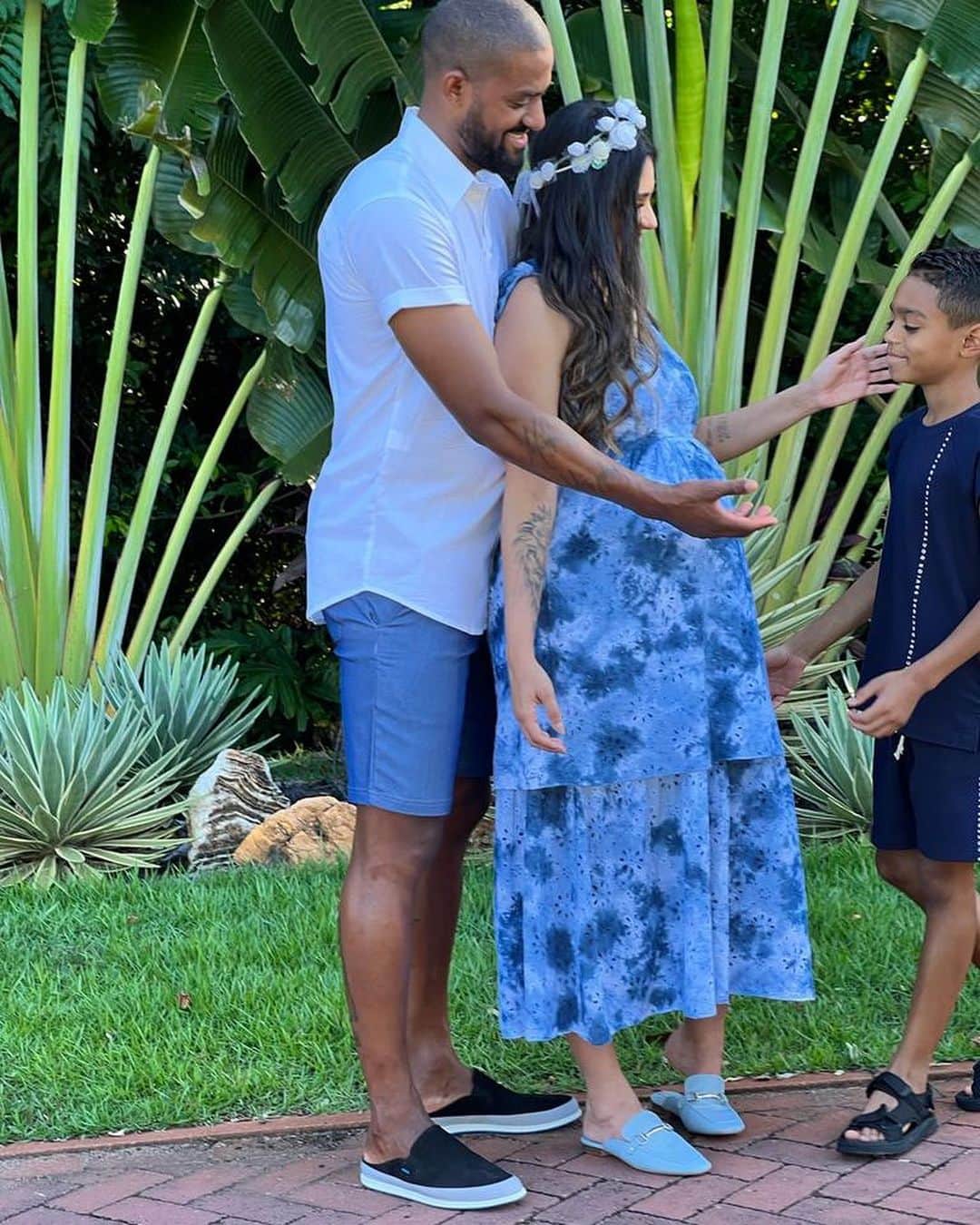 ダンクレーのインスタグラム：「Filho vc veio mudar as nossas vidas, veio nos ensinar acima de tudo, veio nos amadurecer.. veio nos mostrar o que é FAMÍLIA.. e serviu de alicerce para que agente nunca desistisse dela! Vc foi a coisa mais importante que poderia nos acontecer e com toda certeza Deus sabia disso e por isso nos enviou Você! Dentro do seu processo de crescimento cada dia vc se torna ESPECIAL.. com caráter verdadeiro.. sentimental.. sim até de Mais puxou a mamãe 😂 mais tbm muito firme naquilo que vc quer, coloca firmeza nisso igual o papai! O irmão mais carinho e zeloso que alguém poderia ou imaginária escolher! Vc parece que nasceu pra eles tbm! Nós temos orgulho da sua caminhada, Nós temos orgulho de Vc! Feliz Aniversário 🎁🎉🎂🎊 Te amamos demais!!! ❤️」