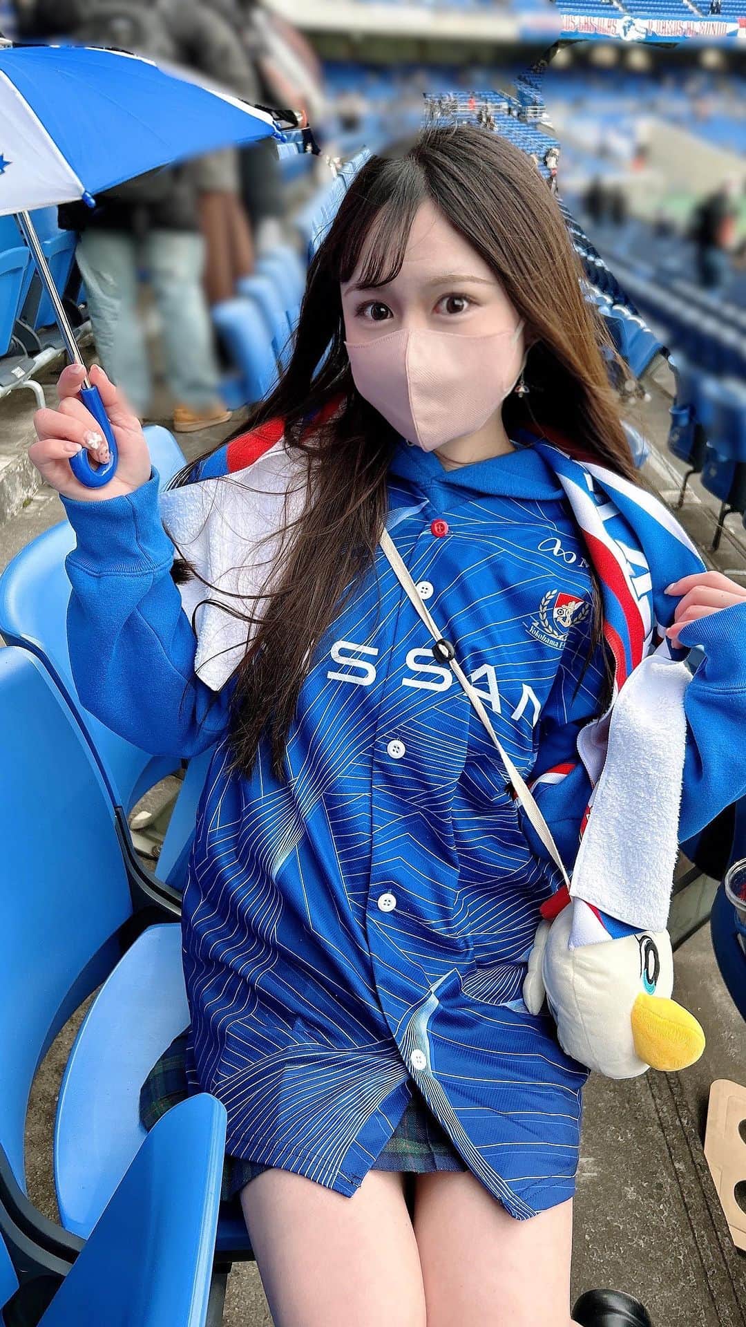 山口みらんのインスタグラム：「#tiktok  デビュー👏✨  音が無くなってしまったけど😖💧 (なぜ？！)  見せたい絵がありすぎて、コンパクトにまとまらない😖💧  根気強く、リールやtiktokでのvlog投稿頑張りますので、皆さんTikTokのフォローよろしくお願いします(՞ . .՞)੭"   #fmarinos  #yokohamafmarinos  #横浜fマリノス  #マリノス  #マリノスサポーター  #トリコロール  #サッカー  #サッカー女子  #ユニフォーム女子  #jリーグ  #jリーグ女子  #横浜  #yokohama  #vlog #スポーツ観戦」