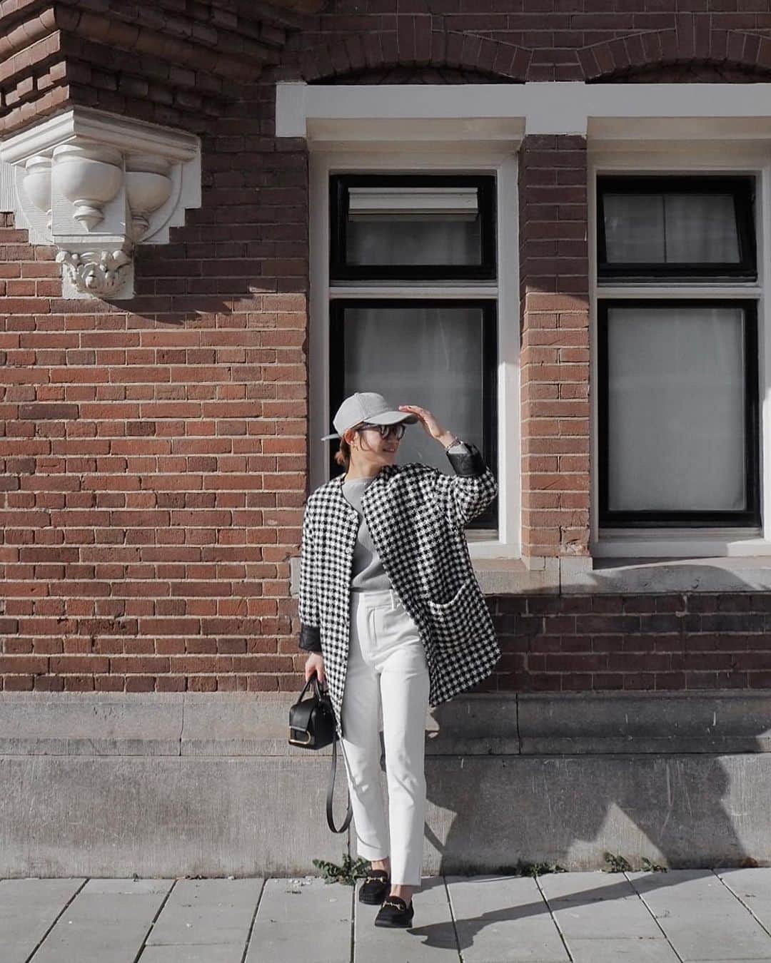 naho_7のインスタグラム：「. Last weekend🤍🖤🤍🖤  ネトフリでグローリー見終えたんやけど ドヒョンさんがタイプすぎて韓ドラハマりそう。笑 きゅんとしすぎて夢に出てきた🥹え YOUの続きも配信されたし忙しい😮‍💨笑 #就職活動難航により現実逃避ぎみ笑  #dailyfashionideas #casualchicstyle #minimalaesthetics #minimalmoodboard #minimalstyledaily #citylook #igersfashion #delvaux #delvauxcoolbox #gucciloafers #zaranewin #estnation #今日のふく #153cmコーデ #30代コーデ #海外ガール #シンプルスタイル #オフィスカジュアルコーデ #デルヴォー #モノトーンコーデ #モノトーン好き」