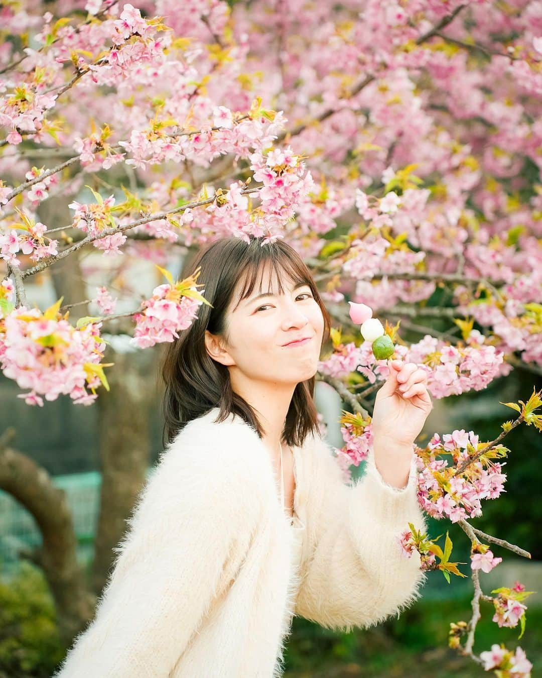 野口真由のインスタグラム：「・ 花より団子野口真由ですwww  #河津桜 #四浦半島  #四浦半島河津桜  #大分県 #花より団子 #団子より肉」