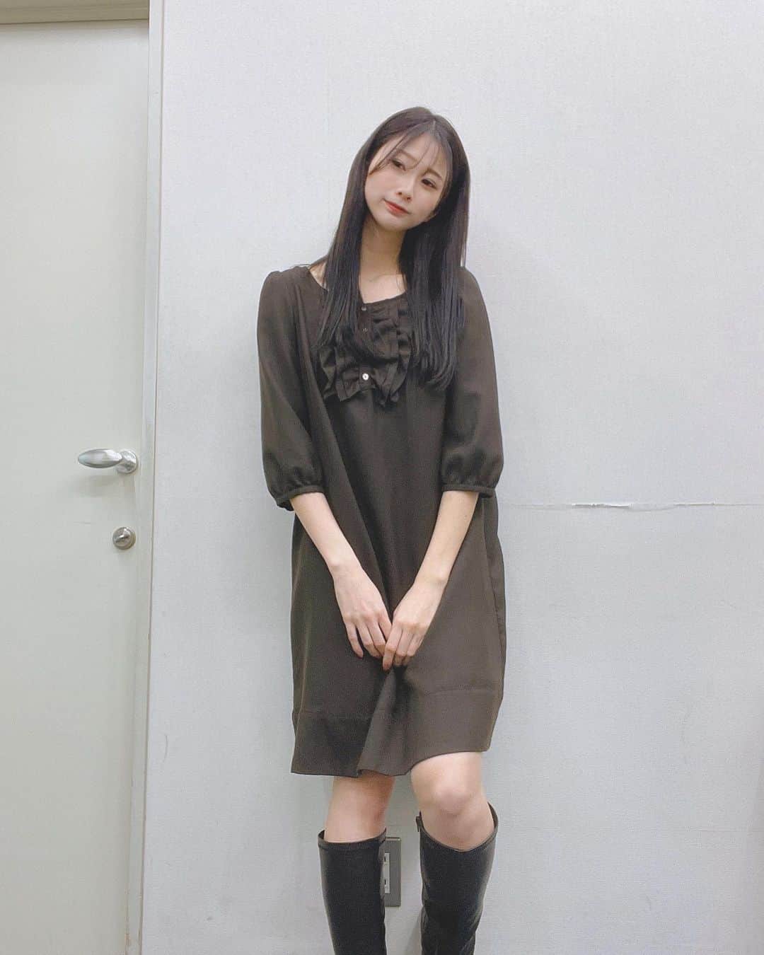 塩野響子のインスタグラム：「⠀このワンピース昔ママから貰ってずっとお気に入りなんだけど、やっと似合う年齢になった♡♡♡ ⠀ ⠀ ⠀  #ワンピース #ワンピ #ロングブーツ #私服 #コーディネート #春服 #大人カジュアル」
