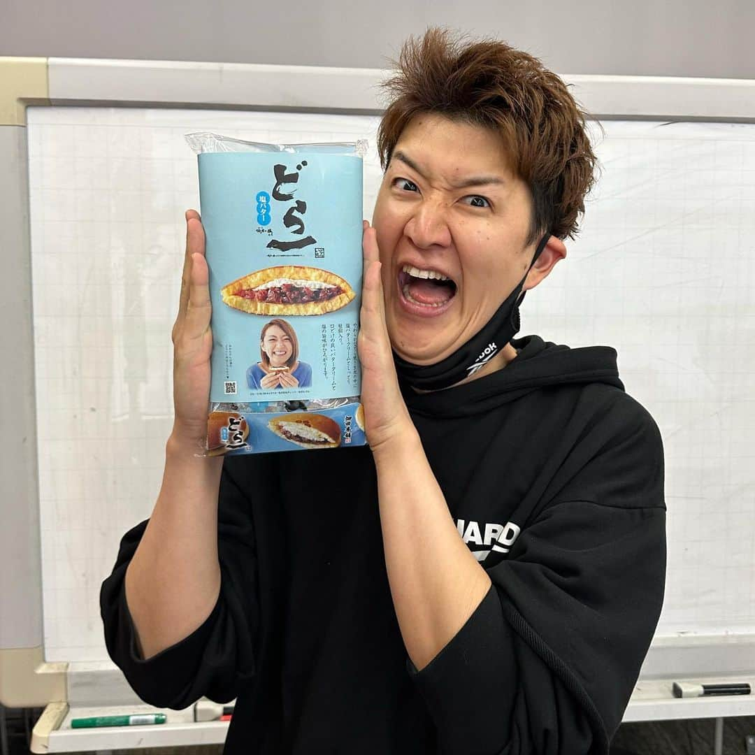 むらせさんのインスタグラム写真 - (むらせInstagram)「みかんさんから、どら一のどら焼き貰った🥧😋 #どら一 #みかん #ハタダ」3月16日 20時37分 - murase_yuichi