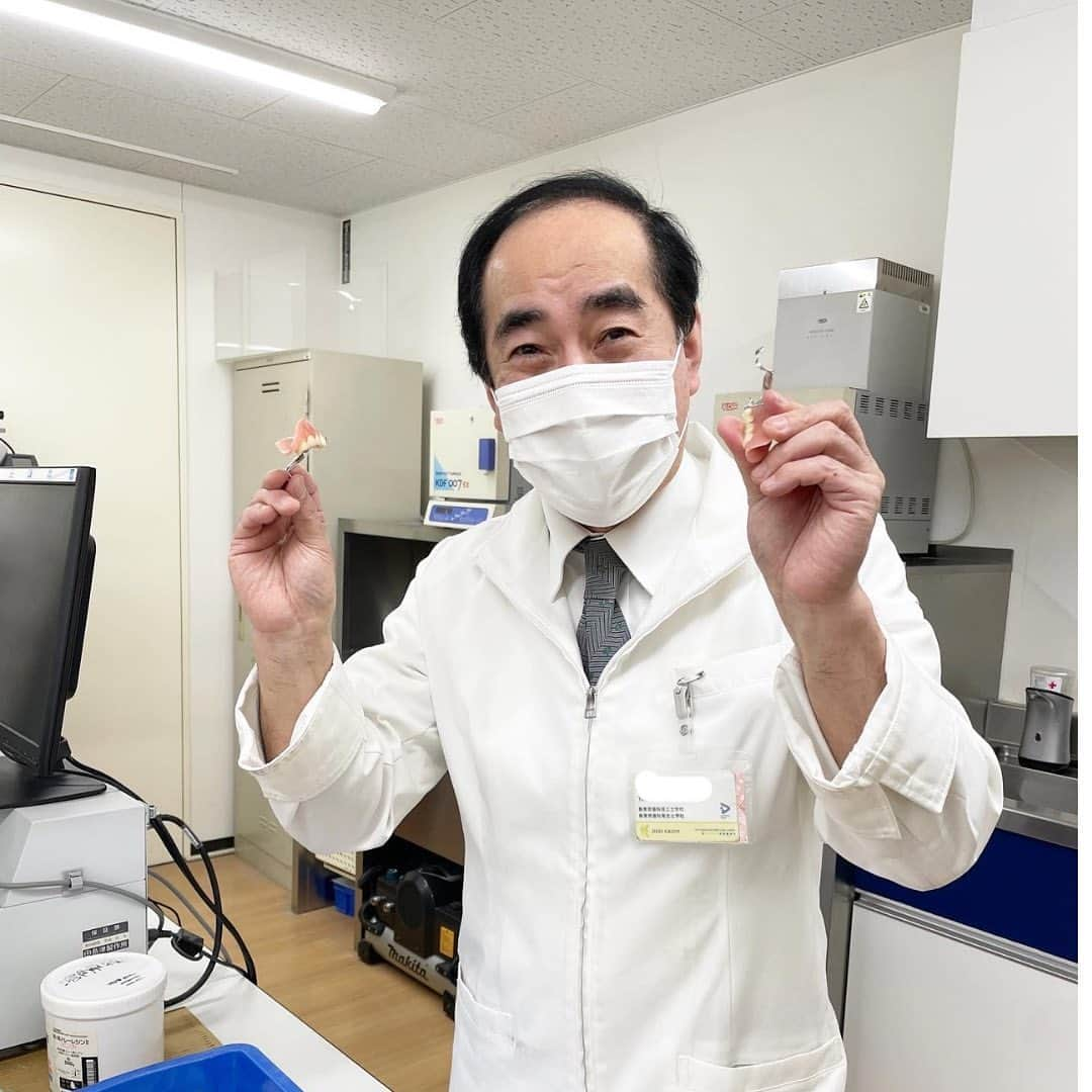 新東京歯科技工士学校のインスタグラム：「先生シリーズ ⁡ 授業準備をしているところにおじゃましました！ 授業も残り1日❗️ ⁡ #歯科技工士 #歯科衛生士 #専門学校 #学生  #cadcam #dental #teeth #dentaltechnician  #歯科 #予防歯科 #ものづくり#国家試験 #🦷」