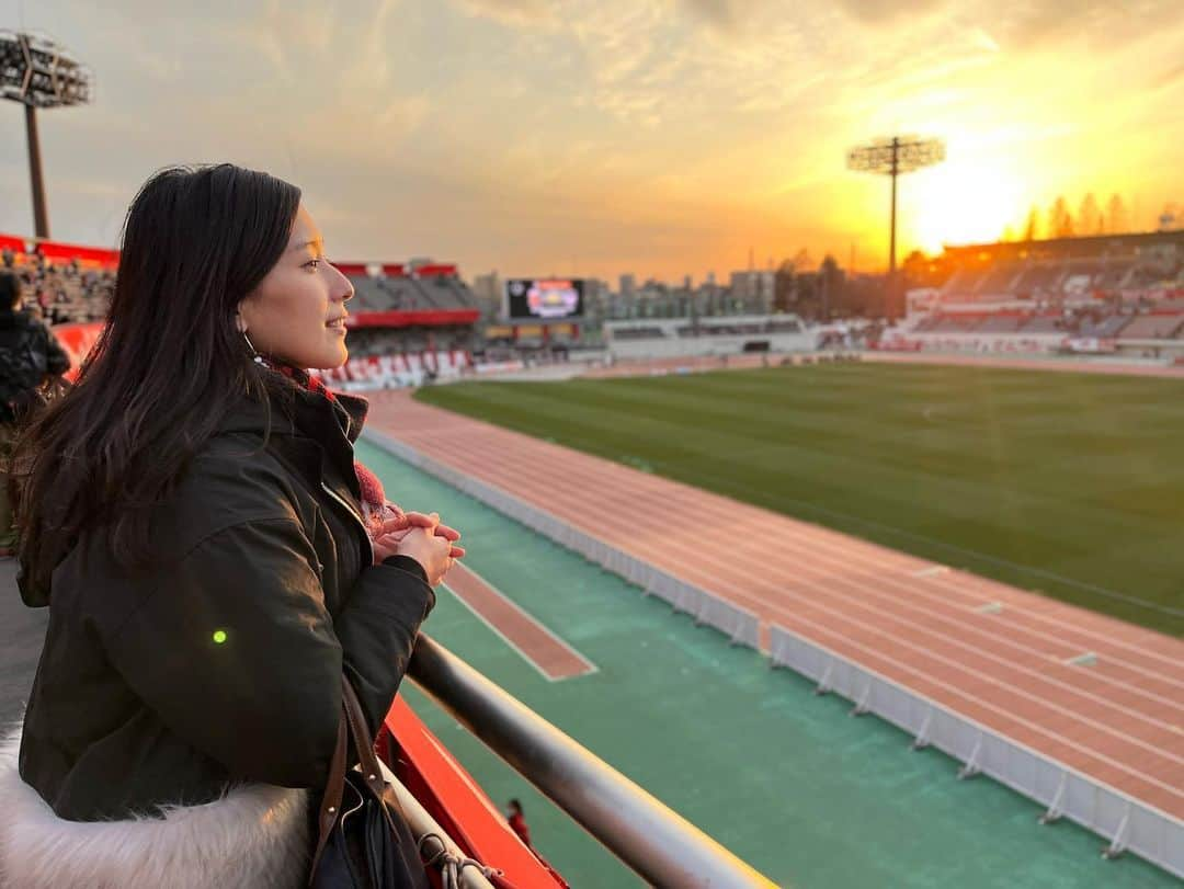 澤真希（小澤真貴子）さんのインスタグラム写真 - (澤真希（小澤真貴子）Instagram)「少し前だけど、、Jリーグ題3節  浦和レッズvs #セレッソ大阪  浦和の聖地と呼ばれる #浦和駒場スタジアム で20年ぶりのホーム開幕戦。  56年前に出来た懐かしいスタジアム⚽️直射日光を浴び、隣の席との隙間がない、階段が急すぎる。けれど全てが癖になりそうな、人間臭い雰囲気なのです。 いつも以上の熱気でした。  3枚目⏩1分間動画  浦和レッズは、 今シーズン初勝利！1試合目より2試合目。2試合目より3試合目。どんどん的確に良い試合になって行く姿が、スカッとするくらい気持ち良い⭐️  #澤真希　#浦和レッズ　#サッカー観戦　#サッカー　#tokyospot #tokyo #japan #football #japanfootball #ｊリーグ」3月16日 20時40分 - sawa.maki.official