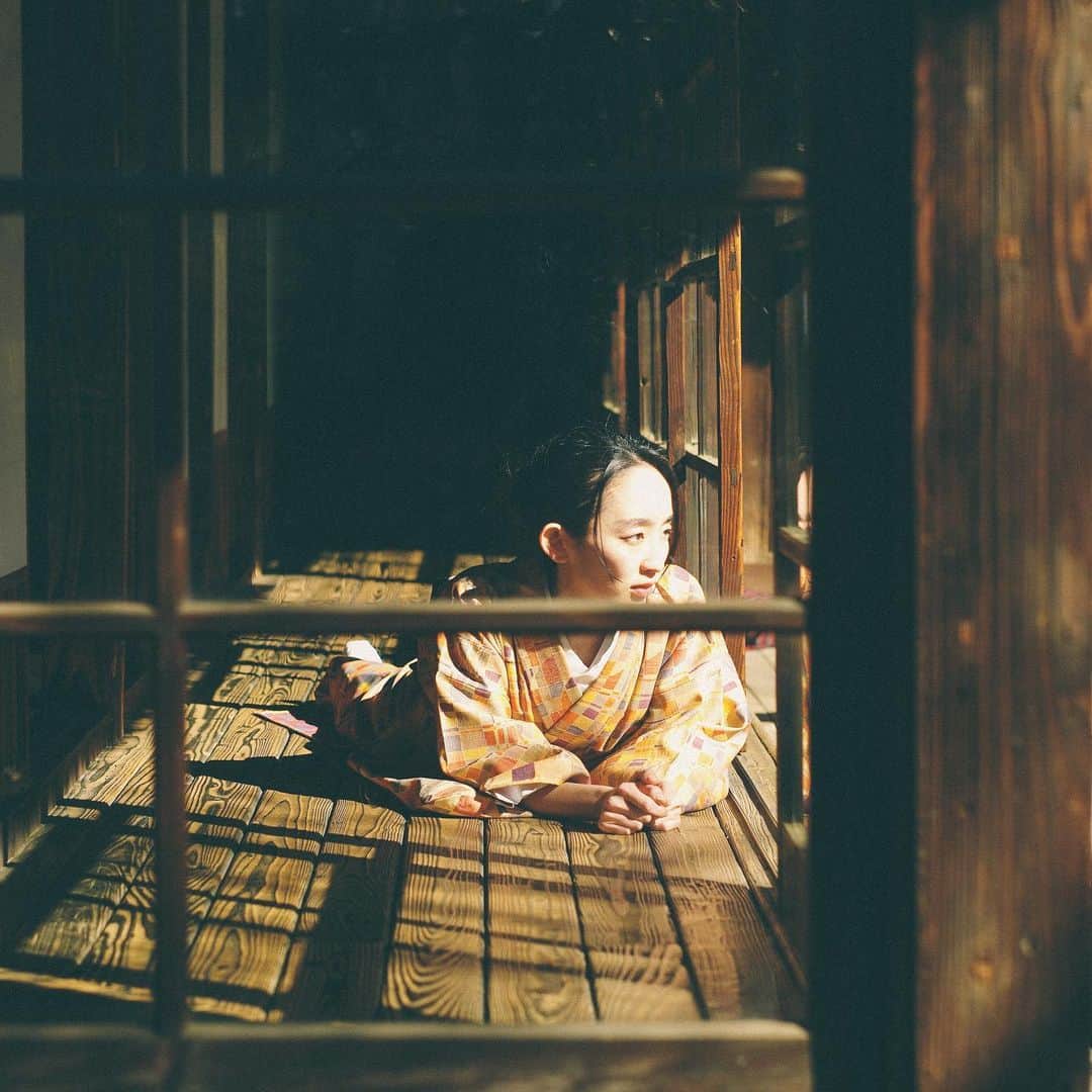 辻祐香のインスタグラム：「. I’m basking in the sun like a child.  絶賛日向ぼっこ中。 着物で寝そべるだなんて言語道断なんて思っていたけれど当時は着物しか着ていないわけで、疲れて寝そべってる人だって絶対居たわけで。  #着物のある暮らし  #着物のある生活  #着物のある風景  #着物女優 #昭和女優 #kimonolover #lovekimono #kimonoactress #naturalmoment #japaneseactress #timeslipgirl」