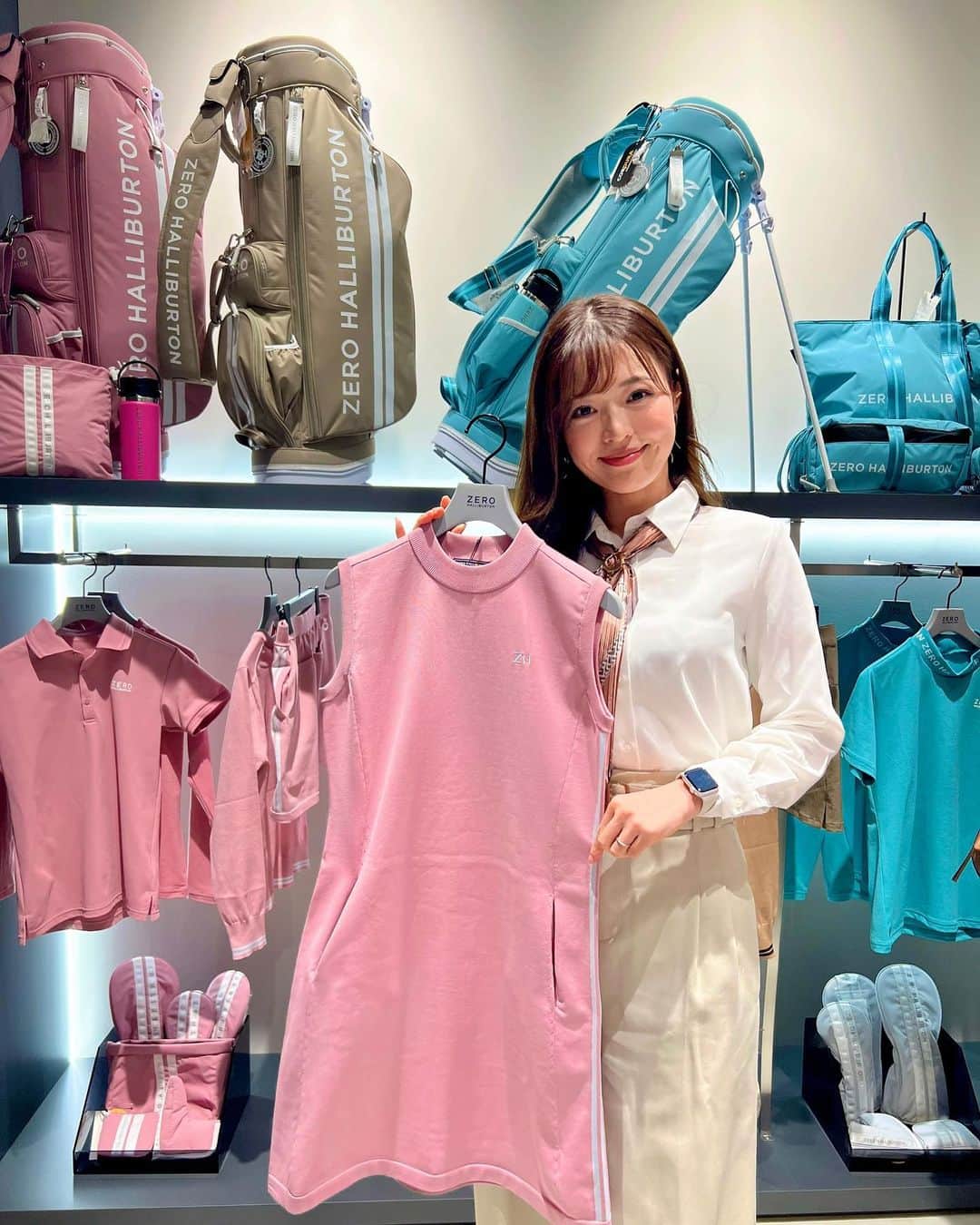 高橋としみのインスタグラム：「六本木ミッドタウンガレリア2階 『ZERO HALLIBURTON GOLF』 が明日、3月17日にオープン⛳️✨　 ということで一足先にお邪魔してきました✨  ゼロハリはカバンやキャリーのイメージだけど、 1年前からゴルフコレクションをスタート、 今季からレディースもスタートしたよ。 スタイリッシュなデザインかわいい🥰  ミッドタウン店はゴルフコレクションに 特化した初めての店舗になるそうです😲 実際に手に取ってみれるので気になる方は ぜひ行ってみて⛳️⛳️⛳️  久しぶりにサブちゃんとなっちゃんに会えた♥️ みなみちゃんは最近よく会う♥️  #ゴルフ#ゴルフ女子#ZEROHALLIBURTONGOLF#東京ミッドタウン#東京ミッドタウンガレリア#ゼロハリ#golf#ゴルフウェア#ゴルフコーデ」