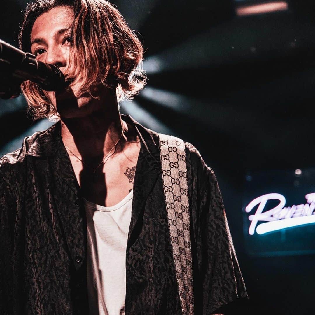 のインスタグラム：「The Ravens Tour "prêt-à-porter" UMEDA TRAD & NAGOYA QUATTRO  ロマンチックな旅の始まりにしてくれてありがとう 路地裏の大切な秘密基地を感情で満たしてくれてありがとう  感傷が  焼けつく心が  僕らを壊し バラバラにしたって  また掻き集めて 形よ変われ  自分のままで  歌う事が誰かに必要としてもらえる自分が持ちうる唯一のやり方なんだけど  そう歌ってくれる皆の顔を見るのが とてもとても大好きなのです  また一緒に遊んでねっ  @nekoze_photo  @the_ravens5  @pablo_japan  @takeshibassxx  @m_sakurai_da  @schroeder_headz」