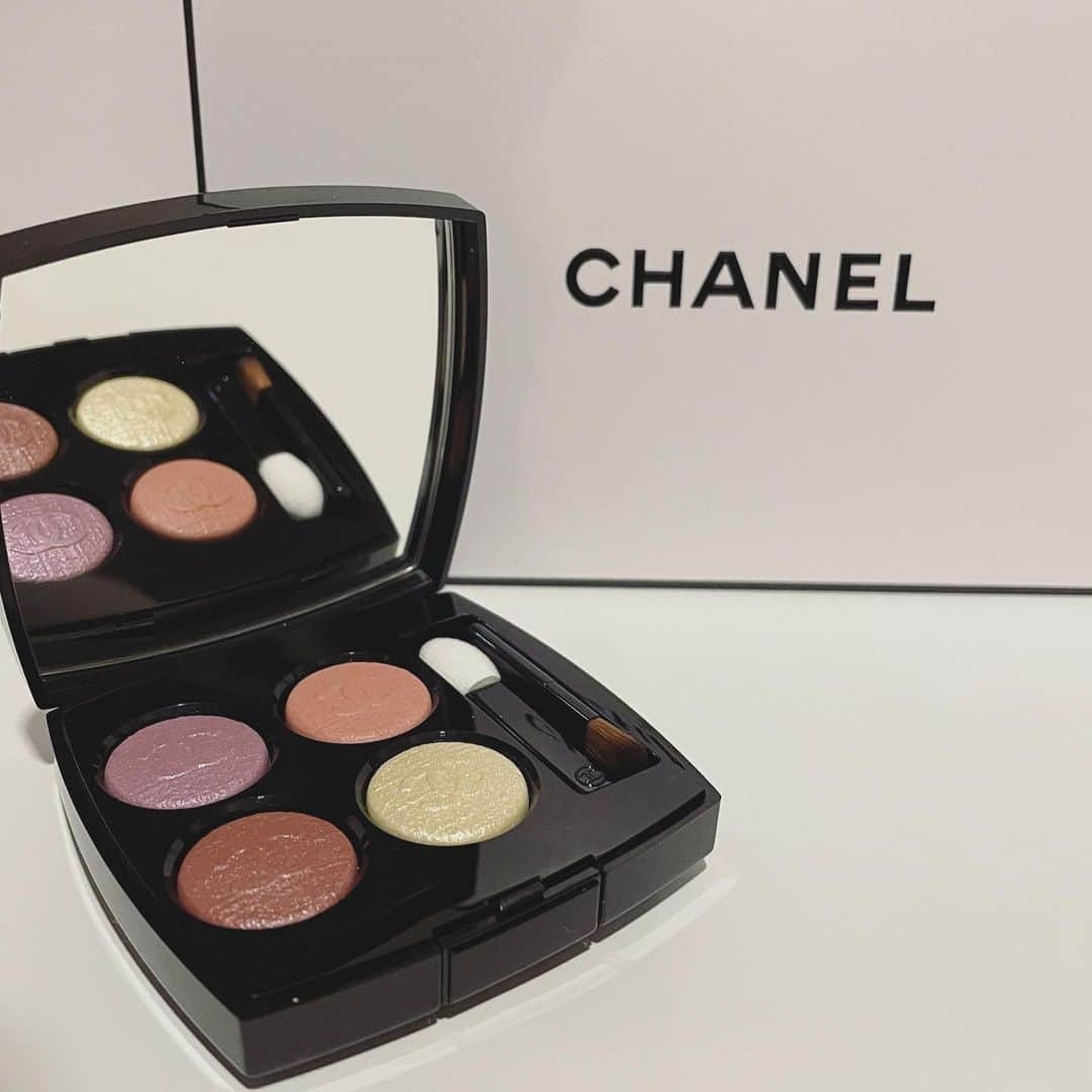 ゆりのちゃんのインスタグラム：「♡ . . . ｶﾜｲｲｽｷﾞ🤍 . . . . . #chanel  #makeup  #eyeshadows  #シャネルコスメ  #レキャトルオンブル」