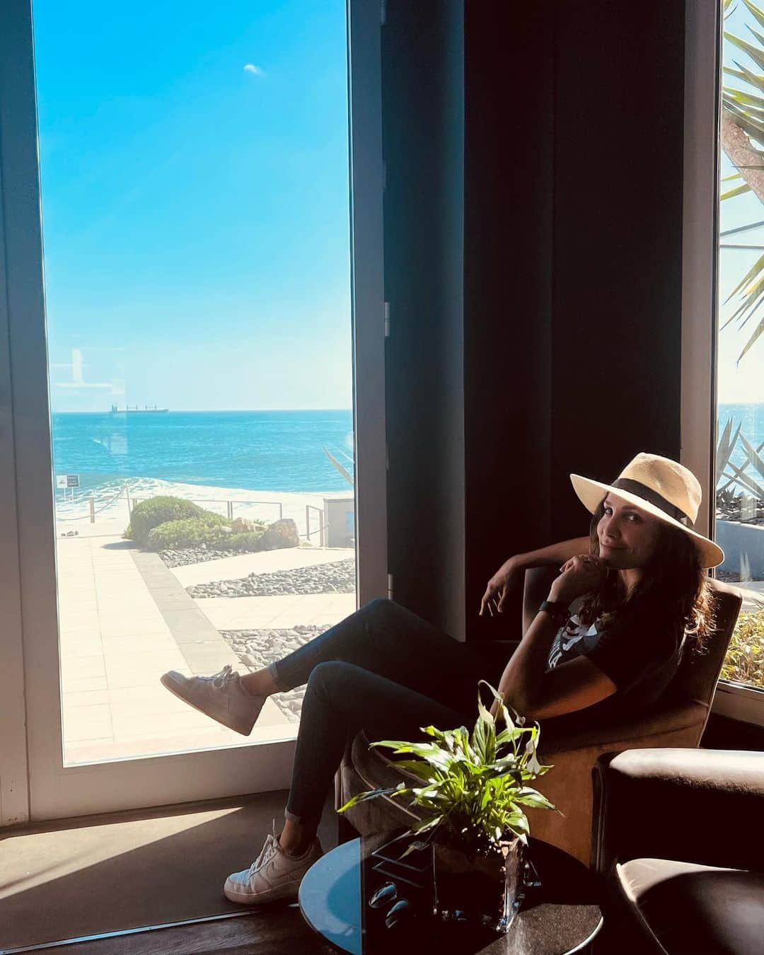 ダニエラ・ルーアのインスタグラム：「My happy place… with my pops… before the intensity starts on The Traitors (Portugal) 🌞 . O meu lugar feliz… com o paizão antes de começar uma jornada intensa em Os Traidores 🌞 . @farol_hotel #cascais #OsTraidores @sicoficial #sic #whereIGotMarried #OndeMeCasei」