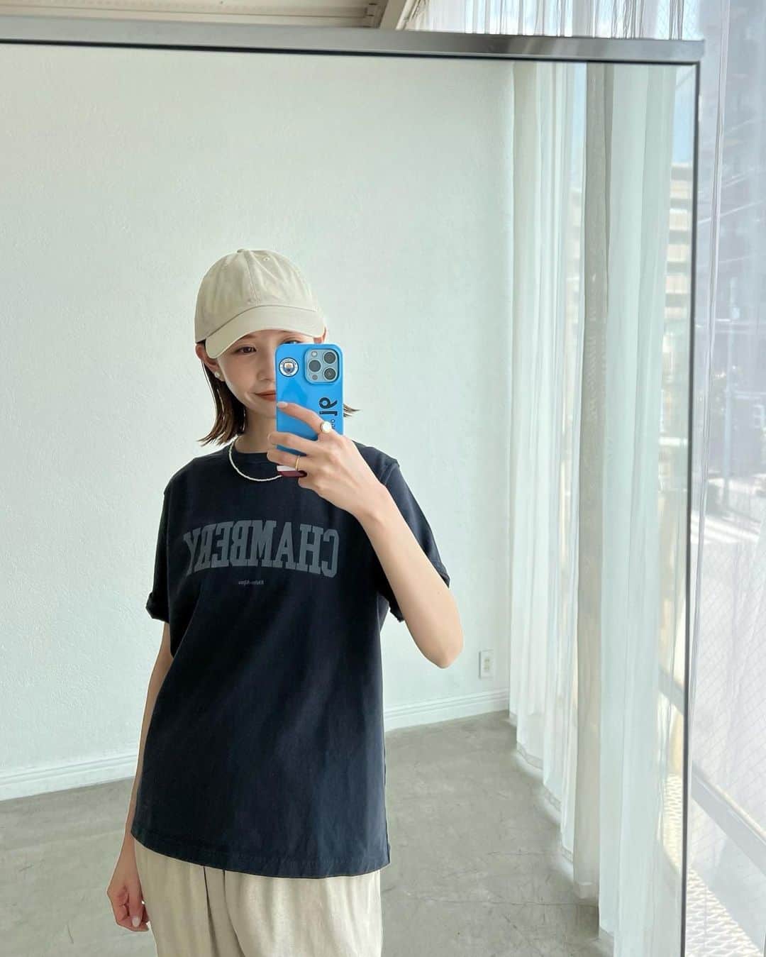 はれこのインスタグラム：「この色合いとロゴのTシャツに見覚えある方もいらっしゃるのでは、、🤍  今年も登場します！ SLOBE IENAの人気ロゴTシャツ🦢  昨日撮影してきました！ 3色あります🖤💙🤍  -  @slobeiena  CHAMBERYロゴTEE no.23070912326020  -  #slobeiena  #スローブイエナ  #ロゴtシャツ #tシャツコーデ  #春服コーディネート  #夏服コーディネート」