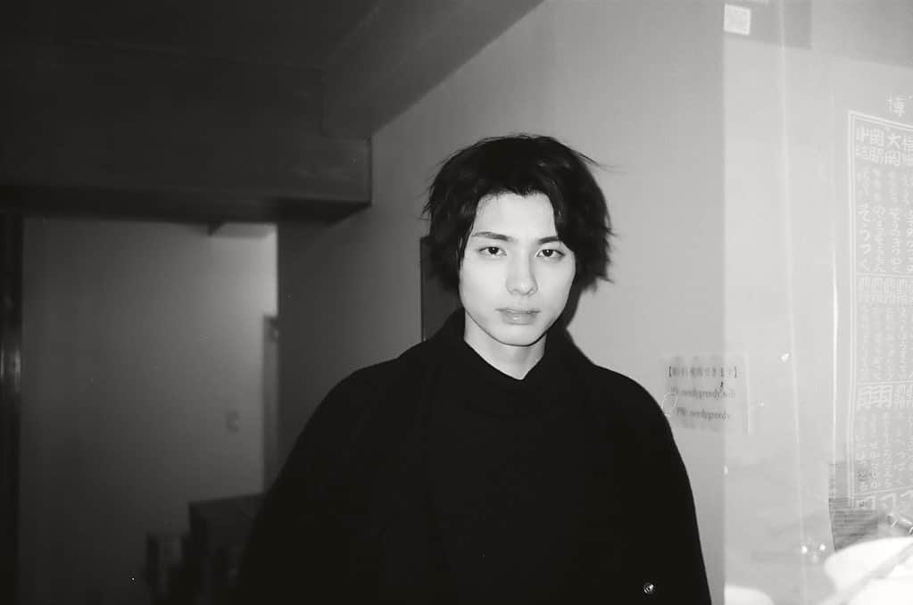 本田響矢のインスタグラム：「今夜はジャックフロスト第５話。 箱の中身を見てしまった律。 波乱の予感です。 #ジャックフロスト」