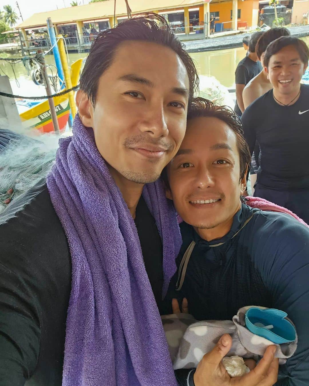 デスモンド・タンのインスタグラム：「My darling 金条 @jeremychanmy, what are you carrying? 🤣 我们～  #金色大道 #mediacorp #林木森 #六木」