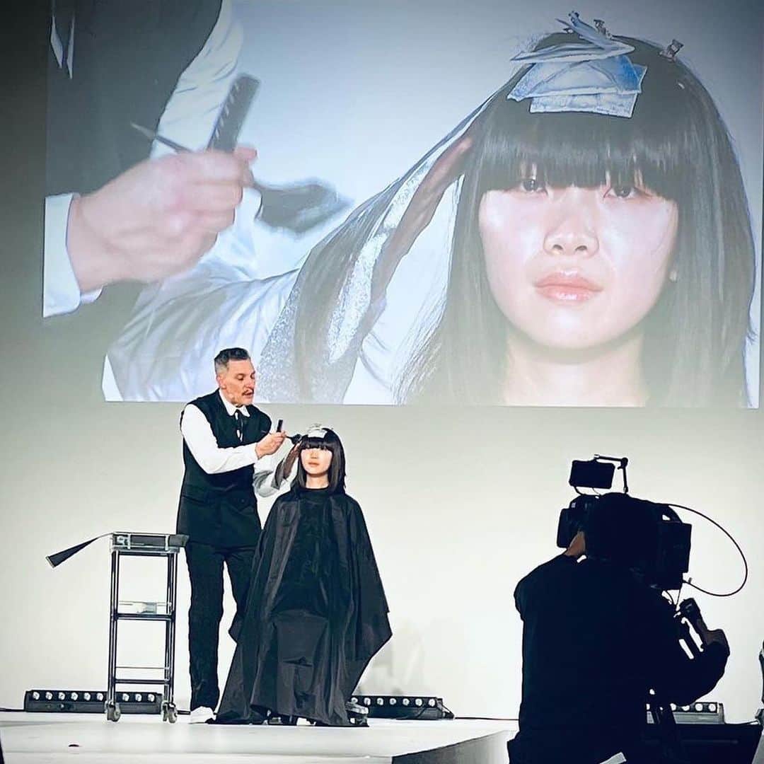 Aveda Japanさんのインスタグラム写真 - (Aveda JapanInstagram)「2023.3.15 Hair Reimagined. Artisty and Beyond. ヘアケアのその先へ。 芸術の枠を超える、体験を。　  アヴェダのシニア バイス プレジデント&グローバル クリエイティブ ディレクター @antoinettebeenders や、各国のアヴェダアーティストが2023年3月、東京に集結。  ヘアショーの枠を超えた、幻想的かつ現代的なパフォーマンスの一部をご紹介します🎬  これからもアヴェダはプロフェッショナルヘアケアブランドとして、トレンドと革新的な技術を発信し続けます💇‍♀️🎨  Special Thanks,   Antoinette Beenders @antoinettebeenders SVP, Professional Global Artistry Ian Michael Black @ianmichaelblack , Aveda Artistic Director, Hair Color Masa Honda @masahonda , Team Japan Jung Jae-Myoung @foresta_jjm , Team Korea Arashi Wang @aarashiwang Taiwan Nathan Yazbek @salonyazbek , Australia」3月16日 20時59分 - avedajapan