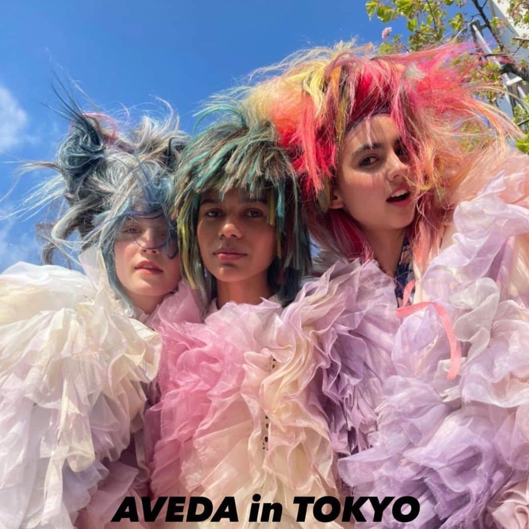Aveda Japanさんのインスタグラム写真 - (Aveda JapanInstagram)「2023.3.15 Hair Reimagined. Artisty and Beyond. ヘアケアのその先へ。 芸術の枠を超える、体験を。　  アヴェダのシニア バイス プレジデント&グローバル クリエイティブ ディレクター @antoinettebeenders や、各国のアヴェダアーティストが2023年3月、東京に集結。  ヘアショーの枠を超えた、幻想的かつ現代的なパフォーマンスの一部をご紹介します🎬  これからもアヴェダはプロフェッショナルヘアケアブランドとして、トレンドと革新的な技術を発信し続けます💇‍♀️🎨  Special Thanks,   Antoinette Beenders @antoinettebeenders SVP, Professional Global Artistry Ian Michael Black @ianmichaelblack , Aveda Artistic Director, Hair Color Masa Honda @masahonda , Team Japan Jung Jae-Myoung @foresta_jjm , Team Korea Arashi Wang @aarashiwang Taiwan Nathan Yazbek @salonyazbek , Australia」3月16日 20時59分 - avedajapan