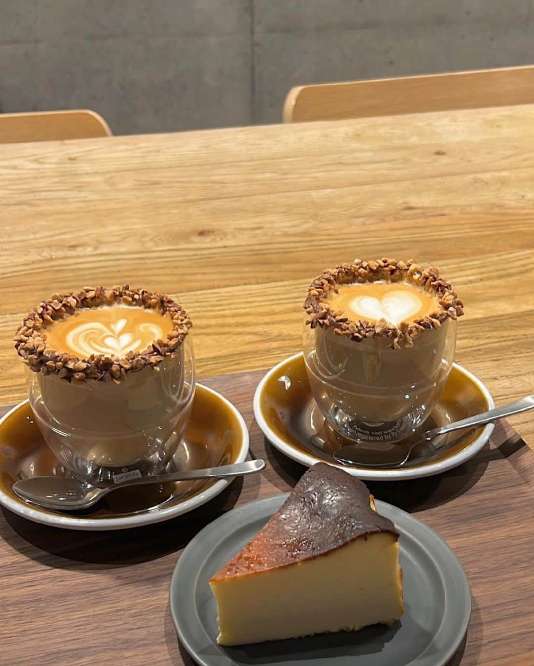 角川友紀さんのインスタグラム写真 - (角川友紀Instagram)「⁡ 大阪行った時に 歩きすぎて一休みしたカフェが 縁にナッツが付いてて可愛美味かった、、！！🥜 ⁡ #大阪カフェ#天満カフェ #sotcoffeeroaster」3月16日 21時00分 - ykinconiky