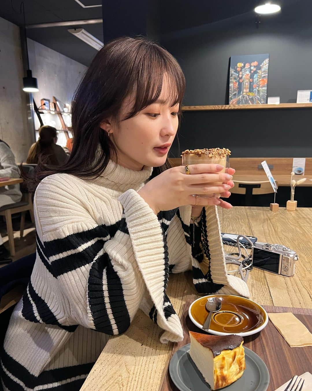 角川友紀さんのインスタグラム写真 - (角川友紀Instagram)「⁡ 大阪行った時に 歩きすぎて一休みしたカフェが 縁にナッツが付いてて可愛美味かった、、！！🥜 ⁡ #大阪カフェ#天満カフェ #sotcoffeeroaster」3月16日 21時00分 - ykinconiky
