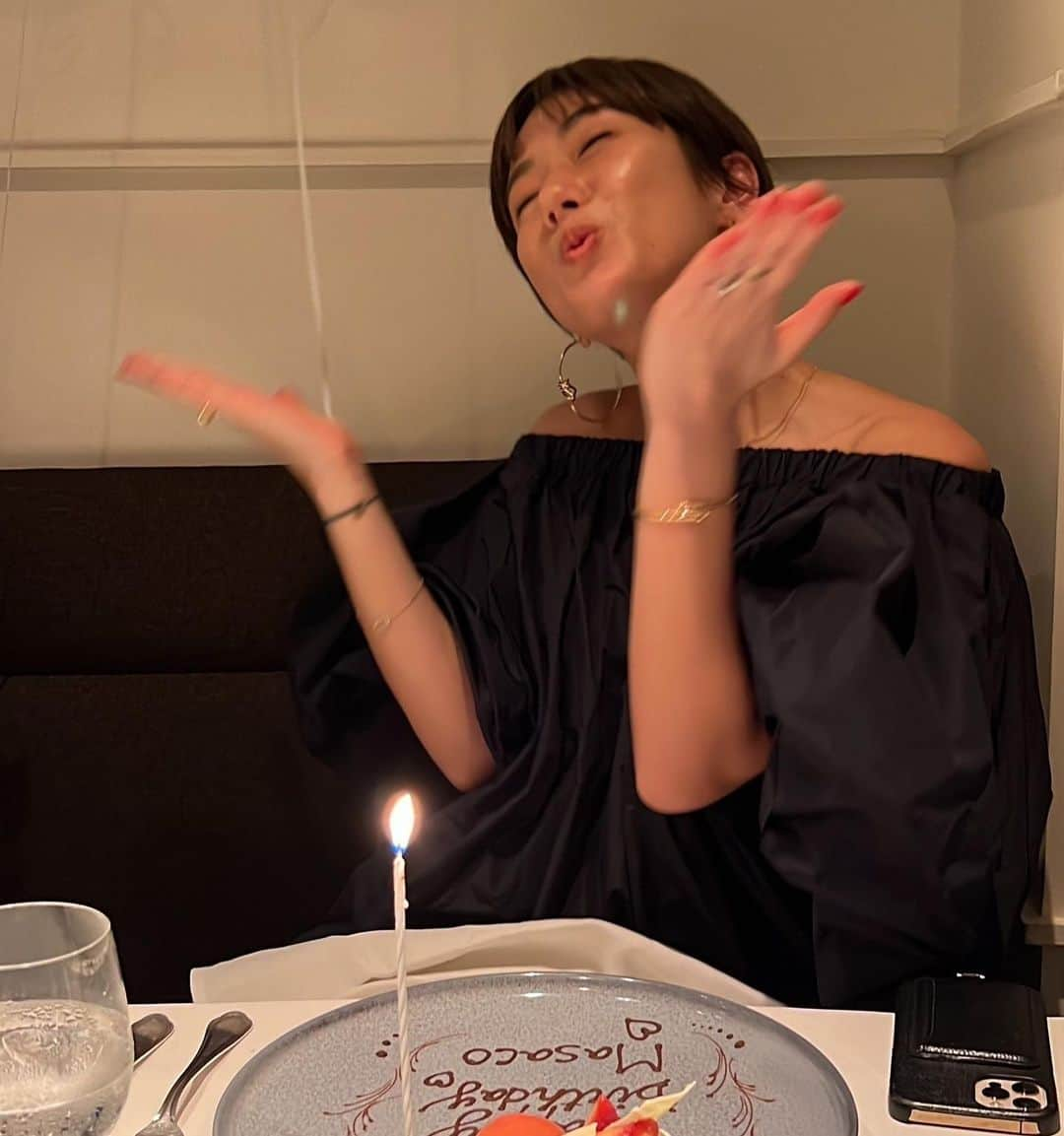 正中雅子さんのインスタグラム写真 - (正中雅子Instagram)「🎂🎈🫶🍷  大好きなみんながサプライズしてくれたお誕生日🫰🏻  この歳になっても昔から苦楽を共にしてるみんなとワイワイできてこんな風にお祝いしてもらえるなんて幸せでしかなかった🥹🌙  MIHOが主人と沢山連絡も取ってくれて移動したお店で待ってたしビックリやったわ🫰🏻  みんなみんなありがとう🫶  #birthday#お誕生日#キロク」3月16日 21時11分 - masacoshonaka