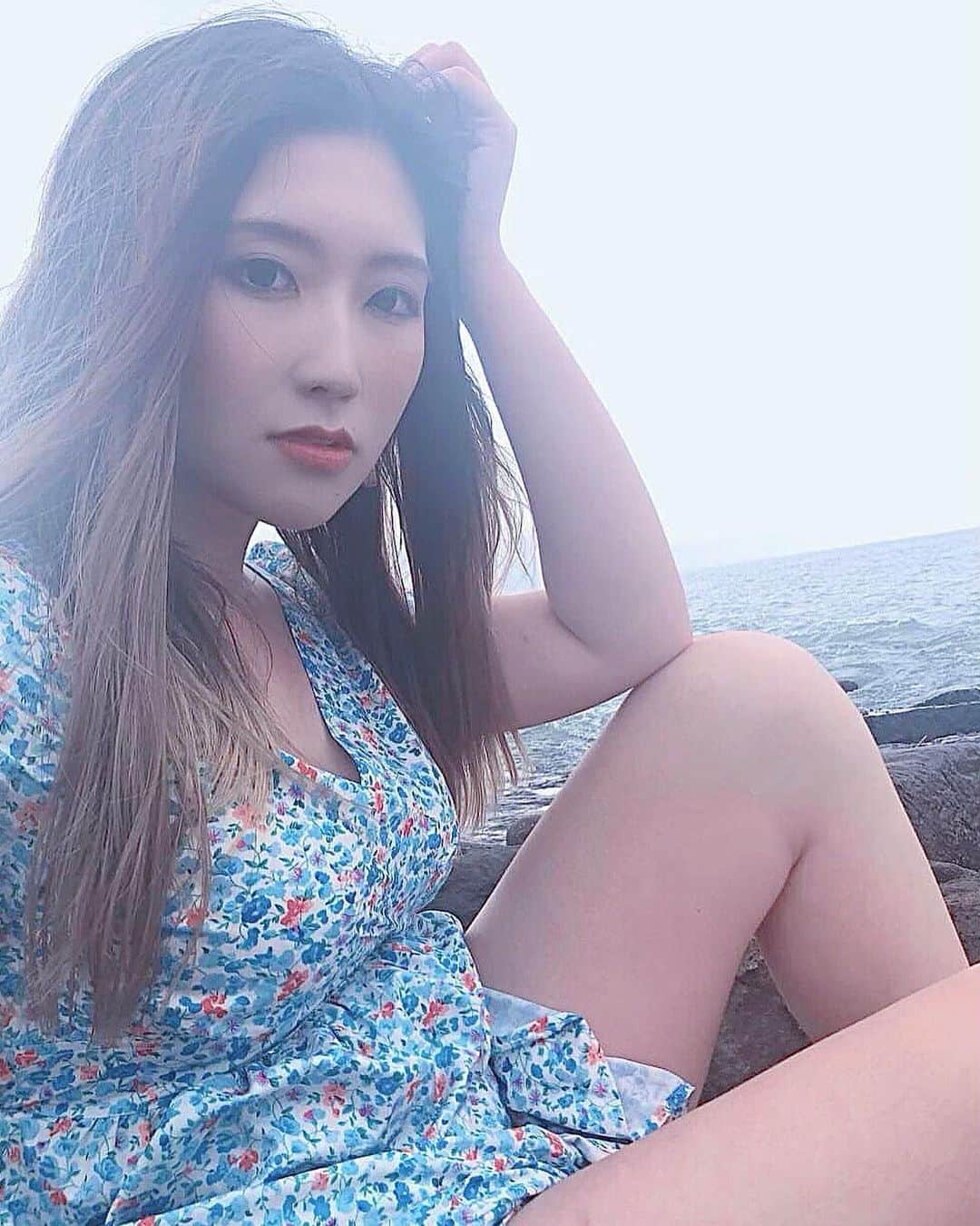 松丘雪那のインスタグラム：「今日は花粉がすごかったね！ 海に行けるくらいの天気に早くなってほしいー🐬 2枚目に笑顔の写真があるよ☺️ 2枚目のホワイトネイルとピアスにも注目😏 この季節が恋しいいい！！ 一枚目と三枚目は画質が悪いけれど、この季節が恋しくて！ 花粉よおわれー！笑 . . . . . . . . . . #海 #ワンピース #ワンピースコーデ #海好き #帰国子女 #花粉症 #花粉症つらい #小田原 #笑顔 #ホワイトネイル #いつコ #ワンピース👗 #夏コーデ #ブルベ冬 #sea #japanesegirl #ブルー #blue #japanesewomen #makeup」