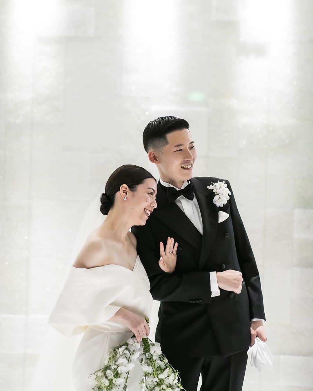 のインスタグラム：「Real wedding  リストランテKubotsuにて挙式を挙げたお二人より 素敵なお写真が届きました🕊  運命の1着は @inesdisanto  ブラックのタキシードと シンプルで洗練されたウエディングドレスが 上質なレストランウエディングにぴったりです  #リストランテkubotsu  #wedding #junowedding  #happywedding #inesdisanto  #ウエディングドレス」