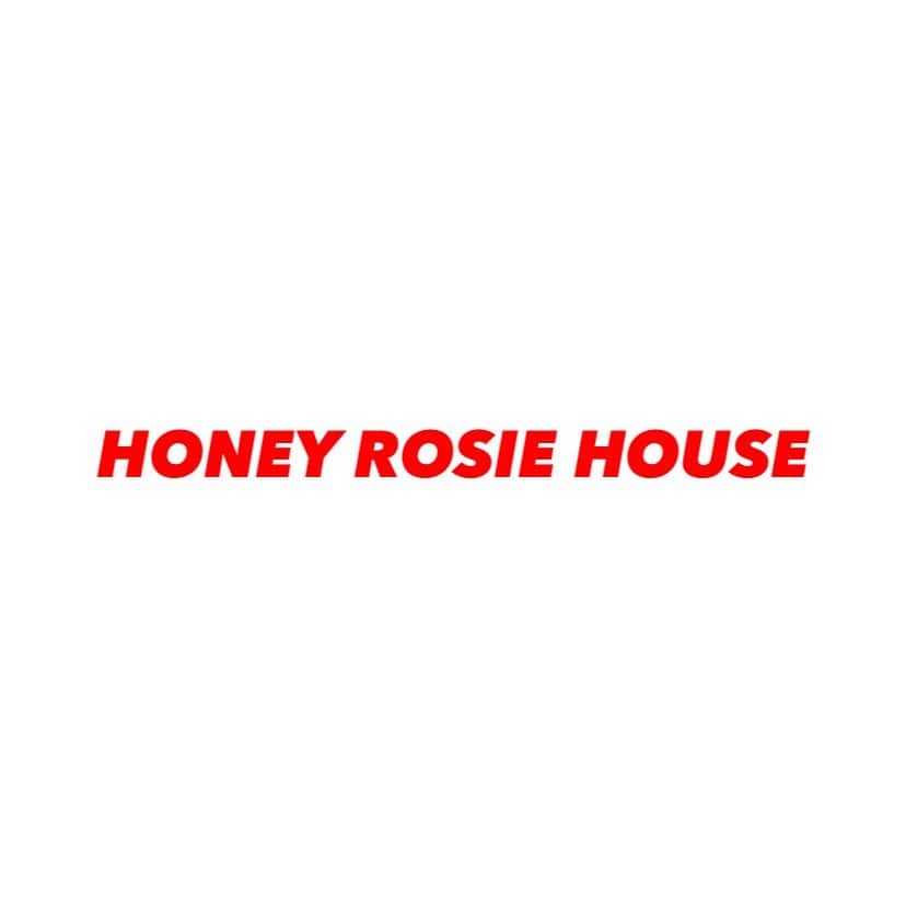 寺田蘭世のインスタグラム：「お知らせです📢  HONEY ROSIE HOUSEという名前で セレクトショップをオープンします。  今の予定ではポップアップのような形で 色んな地域でほのぼのとやっていきたいなーと思っています。 東京だけではなく日本全国いろんな場所に行くのが目標です。  少し長くはなりますが私がどうしてチャレンジするのか 読んでいただけると嬉しいです。  人生で初めて自分の意思で叶えたいと思った夢は お洋服に関わるお仕事をすることでした。  人生で初めて自分の意思で掴み取ったお仕事はアイドルでした。 運命的な巡り合わせでアイドルになり 乃木坂46というグループで 約10年近くアイドルを経験させてもらいました。 強くなり弱さを知り 凄く毎日に刺激がありました。 多感な時期もアイドルとして過ごす中でも 私は、はじめてみた夢を忘れることはなく 自分はこの夢をアイドル人生を全うした後に 絶対に叶えるべきだと強く誓いました。  そして、アイドル人生に正解は勿論ありませんが 自分の思い描く清く正しくを貫き 信念を持って乃木坂46から卒業しました。  まだ何も知らない物心のついたばかりの小さい頃の私は ファッションデザイナーさんになると言っていましたが お洋服に関わる＝ファッションデザイナーさんだけでなく １つのお洋服を作るだけでも沢山の人が関わっているのを ありがたいことにアイドルというお仕事を通して 身近でみる機会があったからこそ  自分はどういう形でファッション、お洋服に関わっていきたいのかやりたい事を明確に見つけることが出来ました。  何故、その沢山ある中でも セレクトショップをしたいと思ったのかと言いますと 勿論ここには書ききれないくらいの沢山の想いや考えは 自分の中ではありますが1番のきっかけは 小さな頃から古着が大好きで 家族で古着屋さんに行くのが凄い楽しみでした。 それがお洋服を好きになるきっかけでした。  お洋服を見ているときは宝探しをしている様な気分になり 選ぶ人によって個性も出て 同じものがないからこそ毎回が運命の巡り合わせで とにかくその瞬間が大好きでした。  大人になった今もその気持ちは変わらなく 寧ろ増していきました。  楽しい時も凹んだ時も色んな人生の場面で お洋服1つで気分を変えられる強くなれる 時には自分じゃない誰かに変身したくらいに お洋服からパワーを貰いました。  そんな経験を1人でも多くの人に体験して欲しいと思う様になり 絶対にこれをお仕事にしたいとより強く思いました。  相変わらずの不器用で 約1年ゆっくりしてみたり自分なりに考えたり振り返ってみたり 自分の歩みたい道は まだ誰も歩んだ事のなさそうな道で 皆さんに理解してもらえるのか不安もありますが そこもまた相変わらず蘭世らしいなと これからは1人の女性として応援してもらえたら嬉しいです。  衣食住どれも生活をする上で大切なものです。 その大切なひとつを皆さんと一緒に作り そして、皆さんがいつもとは違うファッションを楽しむ きっかけになれる様に頑張りたいです。 一緒に歩んでいる事を感じられるような そんなあたたかいショップにしていきたいと思っています。  何もかも初めての事ばかりですが 自分がやるということに意味がある。  こだわりとあたたかさをもって頑張ります。 改めまして宜しくお願いいたします。  そして、このInstagramも引き続き更新していきます。 今まで自分の中で引退して皆さんにも分かりやすく区切りをつけたかったのであり控えてはいたのですが ようやく、形になったのでほのぼのと自分の好きなものを更新します。  是非、フォローしてくださいね。  そして、そんな中フォローしてそっと待っていてくれてた 皆さんありがとうございます。 引き続き宜しくお願いいたします。  蘭世より。」
