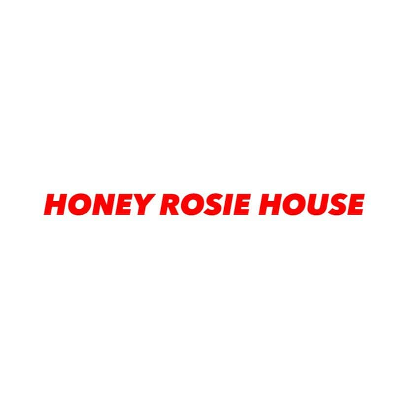 寺田蘭世さんのインスタグラム写真 - (寺田蘭世Instagram)「お知らせです📢  HONEY ROSIE HOUSEという名前で セレクトショップをオープンします。  今の予定ではポップアップのような形で 色んな地域でほのぼのとやっていきたいなーと思っています。 東京だけではなく日本全国いろんな場所に行くのが目標です。  少し長くはなりますが私がどうしてチャレンジするのか 読んでいただけると嬉しいです。  人生で初めて自分の意思で叶えたいと思った夢は お洋服に関わるお仕事をすることでした。  人生で初めて自分の意思で掴み取ったお仕事はアイドルでした。 運命的な巡り合わせでアイドルになり 乃木坂46というグループで 約10年近くアイドルを経験させてもらいました。 強くなり弱さを知り 凄く毎日に刺激がありました。 多感な時期もアイドルとして過ごす中でも 私は、はじめてみた夢を忘れることはなく 自分はこの夢をアイドル人生を全うした後に 絶対に叶えるべきだと強く誓いました。  そして、アイドル人生に正解は勿論ありませんが 自分の思い描く清く正しくを貫き 信念を持って乃木坂46から卒業しました。  まだ何も知らない物心のついたばかりの小さい頃の私は ファッションデザイナーさんになると言っていましたが お洋服に関わる＝ファッションデザイナーさんだけでなく １つのお洋服を作るだけでも沢山の人が関わっているのを ありがたいことにアイドルというお仕事を通して 身近でみる機会があったからこそ  自分はどういう形でファッション、お洋服に関わっていきたいのかやりたい事を明確に見つけることが出来ました。  何故、その沢山ある中でも セレクトショップをしたいと思ったのかと言いますと 勿論ここには書ききれないくらいの沢山の想いや考えは 自分の中ではありますが1番のきっかけは 小さな頃から古着が大好きで 家族で古着屋さんに行くのが凄い楽しみでした。 それがお洋服を好きになるきっかけでした。  お洋服を見ているときは宝探しをしている様な気分になり 選ぶ人によって個性も出て 同じものがないからこそ毎回が運命の巡り合わせで とにかくその瞬間が大好きでした。  大人になった今もその気持ちは変わらなく 寧ろ増していきました。  楽しい時も凹んだ時も色んな人生の場面で お洋服1つで気分を変えられる強くなれる 時には自分じゃない誰かに変身したくらいに お洋服からパワーを貰いました。  そんな経験を1人でも多くの人に体験して欲しいと思う様になり 絶対にこれをお仕事にしたいとより強く思いました。  相変わらずの不器用で 約1年ゆっくりしてみたり自分なりに考えたり振り返ってみたり 自分の歩みたい道は まだ誰も歩んだ事のなさそうな道で 皆さんに理解してもらえるのか不安もありますが そこもまた相変わらず蘭世らしいなと これからは1人の女性として応援してもらえたら嬉しいです。  衣食住どれも生活をする上で大切なものです。 その大切なひとつを皆さんと一緒に作り そして、皆さんがいつもとは違うファッションを楽しむ きっかけになれる様に頑張りたいです。 一緒に歩んでいる事を感じられるような そんなあたたかいショップにしていきたいと思っています。  何もかも初めての事ばかりですが 自分がやるということに意味がある。  こだわりとあたたかさをもって頑張ります。 改めまして宜しくお願いいたします。  そして、このInstagramも引き続き更新していきます。 今まで自分の中で引退して皆さんにも分かりやすく区切りをつけたかったのであり控えてはいたのですが ようやく、形になったのでほのぼのと自分の好きなものを更新します。  是非、フォローしてくださいね。  そして、そんな中フォローしてそっと待っていてくれてた 皆さんありがとうございます。 引き続き宜しくお願いいたします。  蘭世より。」3月16日 21時28分 - terada.ranze.official