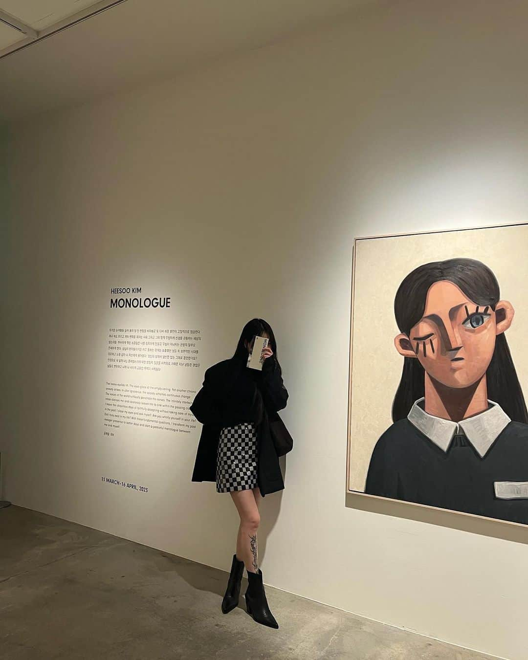 イェリンさんのインスタグラム写真 - (イェリンInstagram)「All these questions for better vision. Amazing exhibition 🤍  #kimheesoo」3月16日 21時22分 - yerin_the_genuine