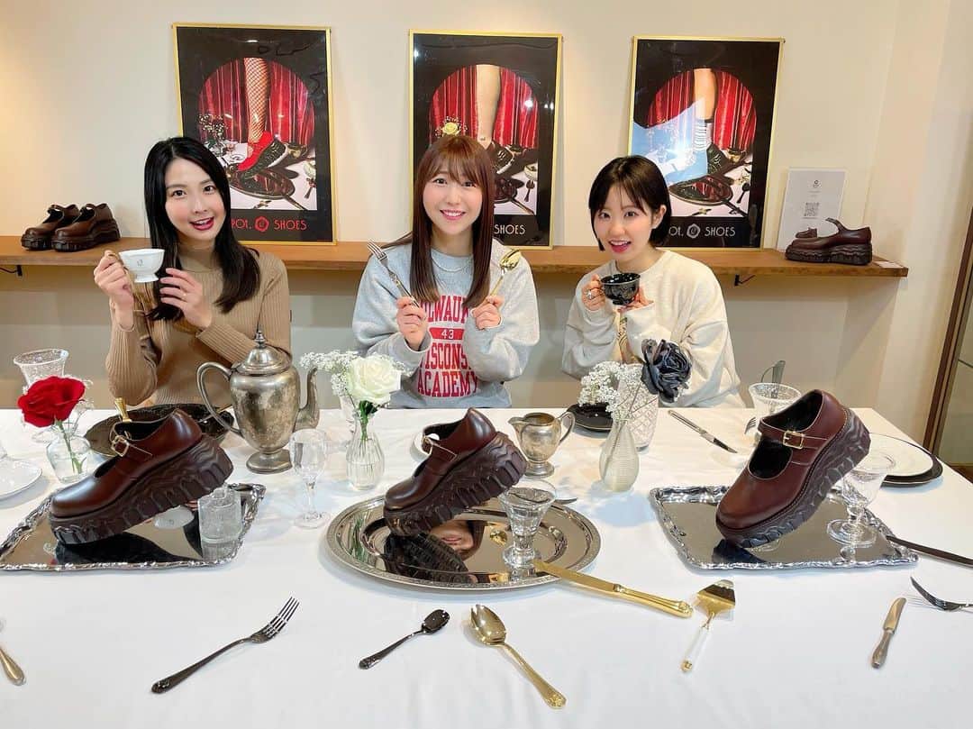 安野希世乃のインスタグラム：「🍽️ 素敵な食卓を囲んで３人でパシャリ⸜₍*̤̥͚₎⸝  偶然店内でお会いできた愛野えりさんとも🫶🏻  (ステルス性能高いのに、見つけてもらえて嬉しかったです…🌸)  食べるのがもったいないくらい可愛かったプードルケーキ🐩🧁」