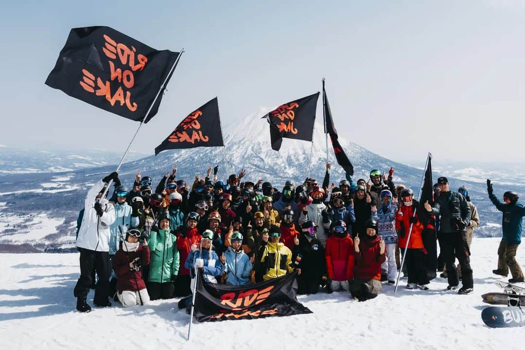 藤森由香のインスタグラム：「11th March. A day for Jake at Niseko @burtonjapan  📸 @kentarawmatsuda 久しぶりに会えた人達も多くて、こうやって集まれるの貴重でした😌  Thank you Jake @jakeburton77  #ADayForJake #rideonjake #niseko #Burtonsnowboards #burtonjapan」