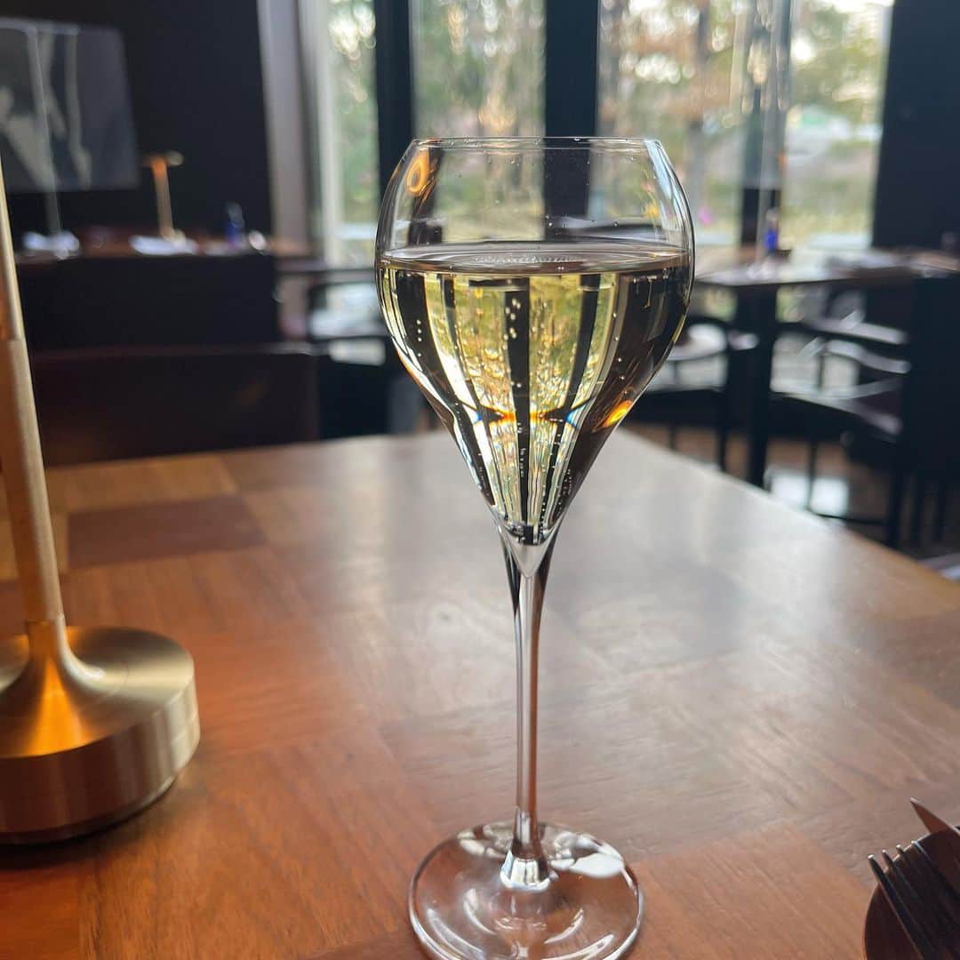 Shinjyu Lou Reid/リード真珠のインスタグラム：「Because we couldn’t eat at all during our wedding we had our own after dinner to once again celebrate and be grateful to each other 🥰 The food was amazing 🥳🥳🥳🥳  式当日は全くご飯を食べることができなかったので、先日2人でアフターディナーしてきました🍴 オマール海老のパスタがでてきたときの夫の嬉しそうな顔、忘れない😂」