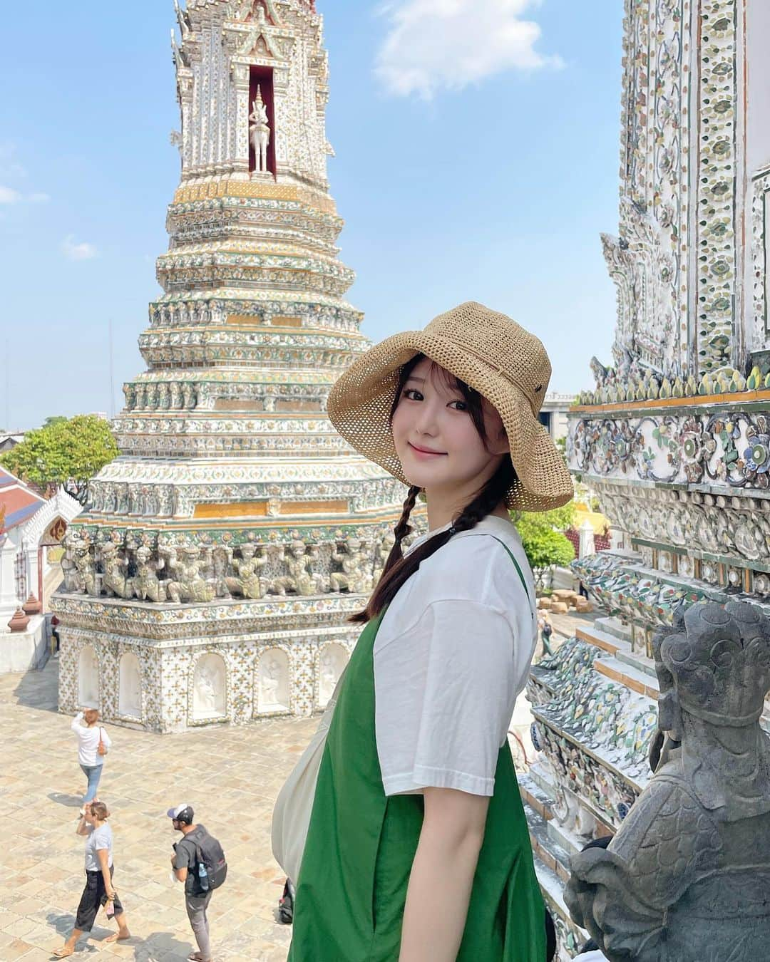 伊藤小春のインスタグラム：「春休み！タイに行ってきました🇹🇭 ⁡ ⁡ 日本はダウンが必要なほど寒かったですが、 バンコクは34℃もありました😳 ⁡ これは寺院をまわった2日目の写真（10枚）です！ ⁡ ⁡ ⁡ ⁡ #タイ#バンコク#タイ旅行#バンコク旅行 #ワットアルン#ワットプラケオ#アイコンサイアム #mardimercredi #helenkaminski」