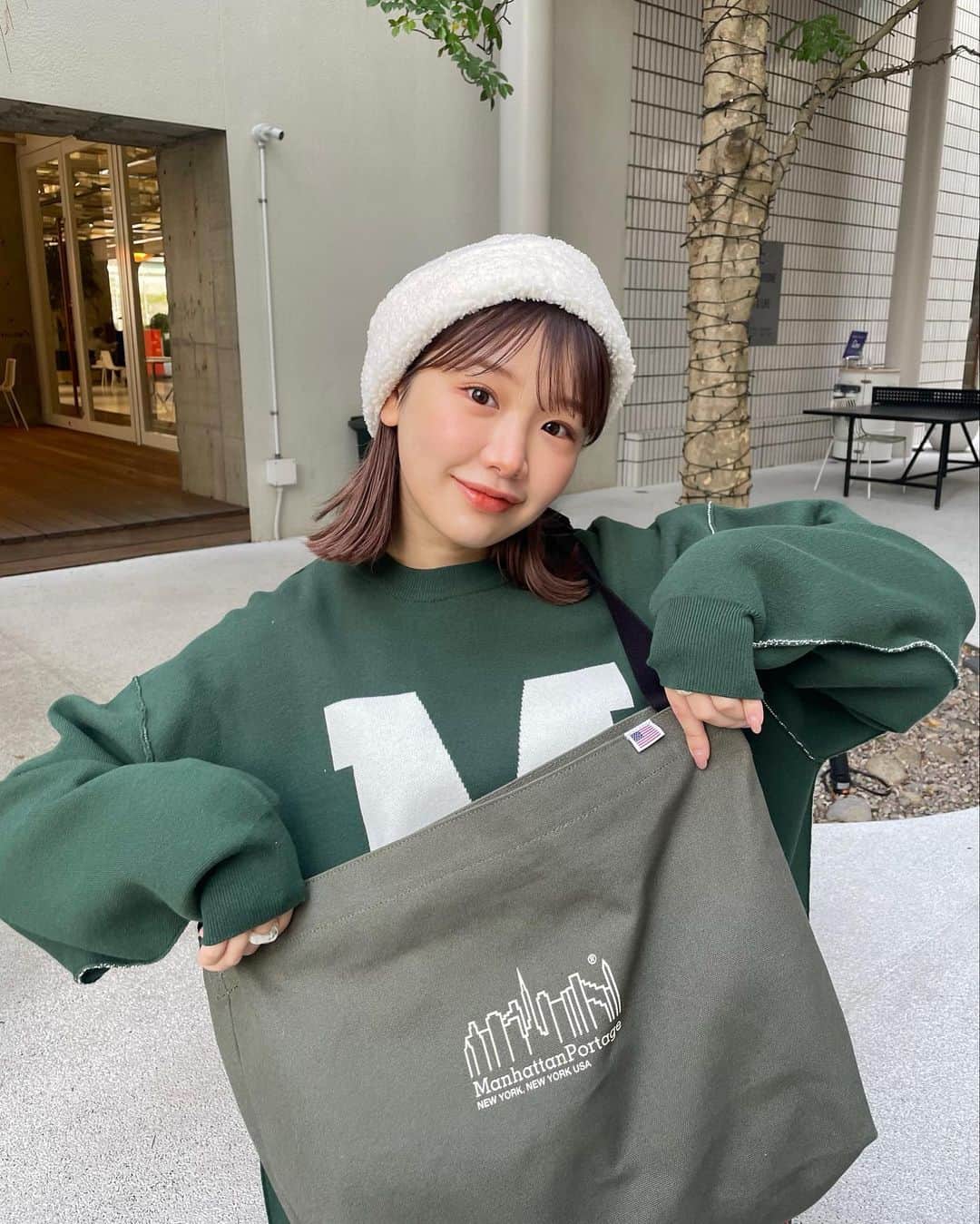 きりまるのインスタグラム：「. ちょっと前 IKEAに行った日 📦♡  今の家になって一年近くも待つのに まだほとんど部屋完成してない。^_^☝🏻は （ いい加減にしろ ）  はやくルームツアーしたいって気持ちは ずっと持ちながらも早 １年を迎えそうです👴🏻 （早くねえよ ）  でっけーYogibo買ったのにデカすぎて 逆に使い方わからんくて 使ってねえ^_^ わたしってほんと何がしたいんやろな？  今月号のminiでマンハッタンの かばんのページさせて貰ったけん カジュアルなきりまるで色々使って みたよん🐶使いやすくて可愛い〜◎  みんなは何枚目が好きかいな？👴🏻  #マンハッタンポーテージ #ManhattanPortage .」