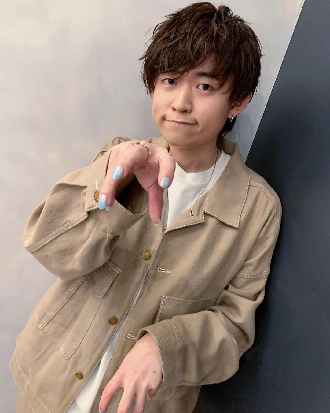 Tani Yuukiのインスタグラム：「すごく楽しい撮影だった❤️‍🔥 さぁ、なんでしょ😏  #Taniネイル」