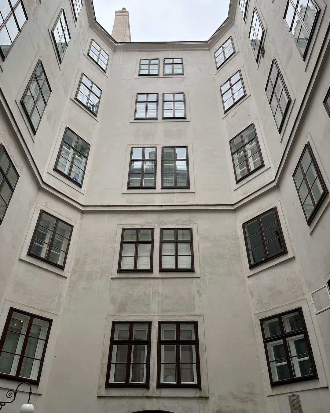 鰻和弘さんのインスタグラム写真 - (鰻和弘Instagram)「【ドイツチェコオーストリア1人旅16】  ウィーン。びっくりした。残ってるんですね。ベートーヴェンの住んでた家。1804年と1815年。2回？また帰ってきてる。  #少し中に入ると看板見つける #4階と書いてある #4階の… #どこや？ #窓多すぎ」3月16日 21時34分 - unaginigaoe