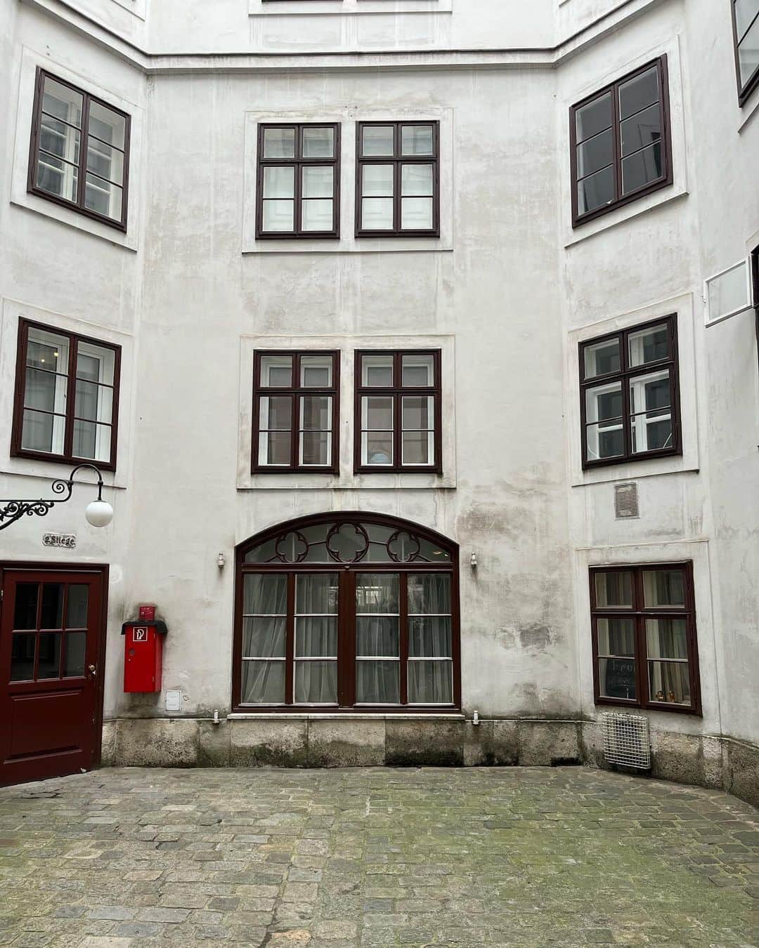 鰻和弘さんのインスタグラム写真 - (鰻和弘Instagram)「【ドイツチェコオーストリア1人旅16】  ウィーン。びっくりした。残ってるんですね。ベートーヴェンの住んでた家。1804年と1815年。2回？また帰ってきてる。  #少し中に入ると看板見つける #4階と書いてある #4階の… #どこや？ #窓多すぎ」3月16日 21時34分 - unaginigaoe