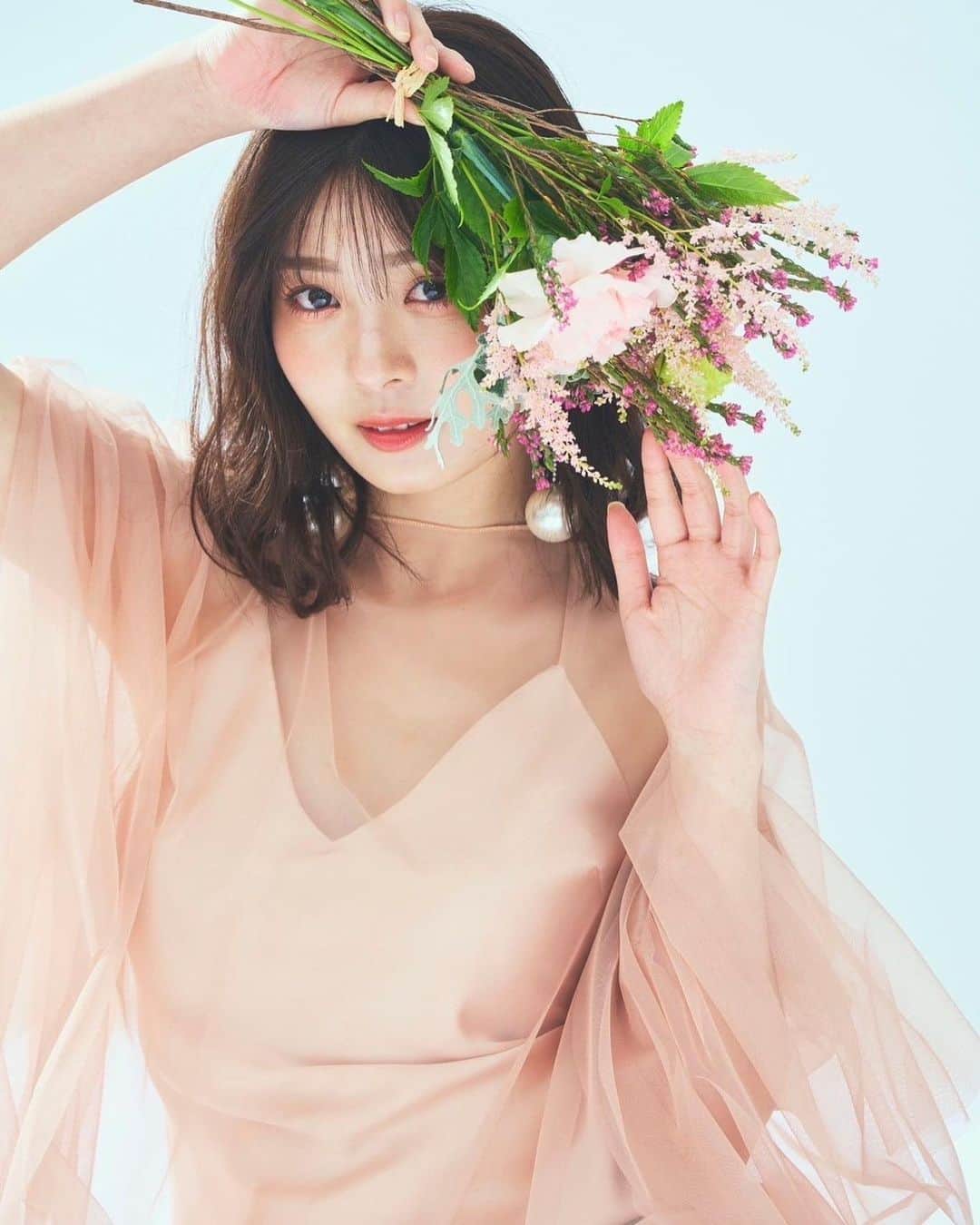 のインスタグラム：「事務所HPの宣材写真が変わりました✨ 2年ぶりくらいかなぁ！？！？ おまたせしました。アイコンも変わりました。笑 透明感のある女性的な感じで撮影していただきました。うへん泣 新しいのも愛してください…。  インスタ限定バージョンも載せとくね😘」