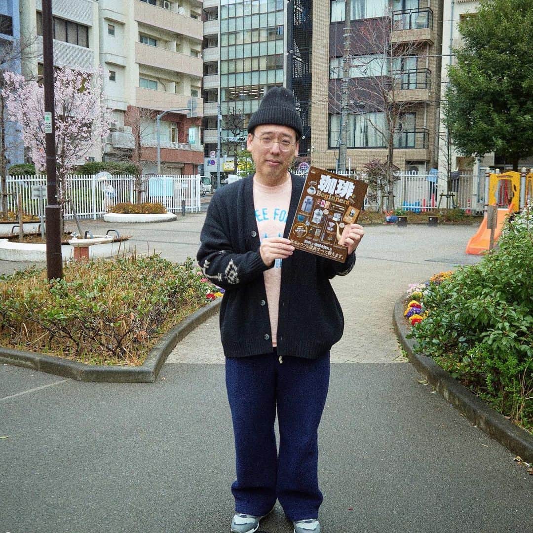 のインスタグラム：「晋遊舎さんから発売中の「珈琲 for Beginners2023」でインタビュー掲載していただいてます！ プロフィールから始まり平岡の半生を語り、平岡のコーヒー3ヶ条、お気に入りのコーヒー道具に至るまでピッタリ3ページで収まりました。  他のページでは、コーヒーマシンやコーヒー豆についてもたくさん載ってるようです。  ぜひ本屋で！  #珈琲 #コーヒー #晋遊舎  #珈琲forbeginners  photo by @mosameshi」