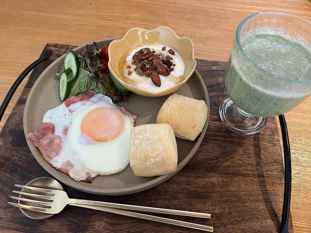 クロのインスタグラム：「いつかの朝ごはん👩🏽‍🍳✧*。 （かなり気合い入れたバージョンでお届けしてますʕ⁎̯͡⁎ʔ）  今回フジッコさんの「まるごとSOYカスピ海ヨーグルト」を3ヶ月食べてみました〜🐈 豆乳でもなく、大豆をまるっと使ったヨーグルト… 蜂蜜かけて食べても美味しいし、お醤油かけても美味しいし、いろんなお料理のアレンジもしやすくて… 今回はさっちゃんもモリモリ食べられた、蒸しケーキも作ってみたよ🙆🏽‍♀️💕 （ほうれん草の白和風も本当ハマった…🙏🏽） 日常の習慣に入れやすかった！！ そして、昼寝の習慣が減った気がする…イキイキしてきてすごく嬉しい変化を感じました𓈒𓏸𓐍𓈒  大豆のエキスパートのフジッコさんが、豆乳にしてオカラと分けるということなく、大豆を丸ごと使ってヨーグルトにしたよ♫ なめらかさ、味、口当たり、乳酸菌との相性にこだわって作り上げたモノ🥺🥺  大豆イソフラボンが豊富だと生理や更年期障害など30-50代の女性の体質改善にも期待💭　 サプリもイイけれど、できるだけ食品で摂れたら最高だよね… 🥺🎵 食べるだけで栄養も、女性の健康も整えてくれる美味しいヨーグルト、みなさまもぜひ見かけたら食べてみてください〜🤘🏽🤘🏽🤘🏽  #pr #まるごとＳＯＹカスピ海ヨーグルト #大豆 #大豆ヨーグルト #フジッコ #更年期 #ヨーグルト #ゆらぎ #女性ホルモン #クロリサ的自炊」