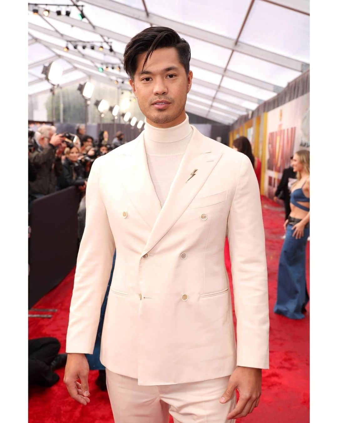 ラファエルカルーゾのインスタグラム：「Happy to see Playful Elegance land in L.A.⁠ ⁠ @rossbutler lighting up the red carpet of @shazammovie world premier in our DB Aida piece dyed flannel suit⁠ ⁠ styled by @mrfabioimmediato⁠ ⁠ ⁠ #FW23 #Caruso #mensfashion #craftmanship #suits #fashion #playfulelegance #madeinitaly #carusomenswear #italiandesign #mensclothing #shazammovie #redcarpet」